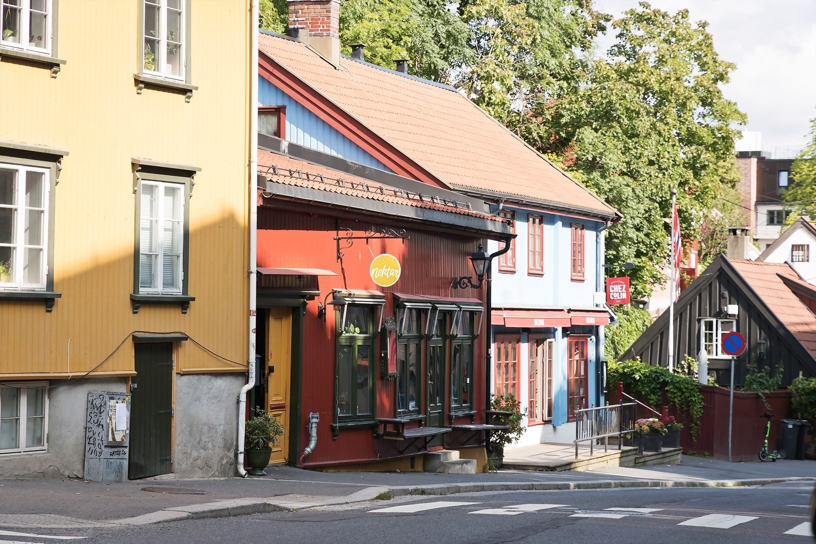 Sjarmerende trehusbebyggelse i rett over veien fra leiligheten. Galleribilde