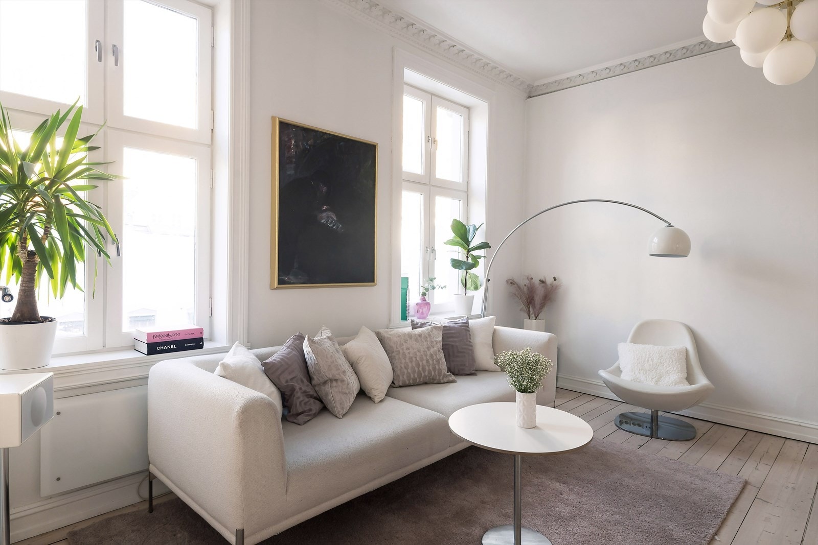 Her er det plass til en sofagruppe med tilhørende møbler, samt også plass til en hyggelig spisegruppe. Galleribilde