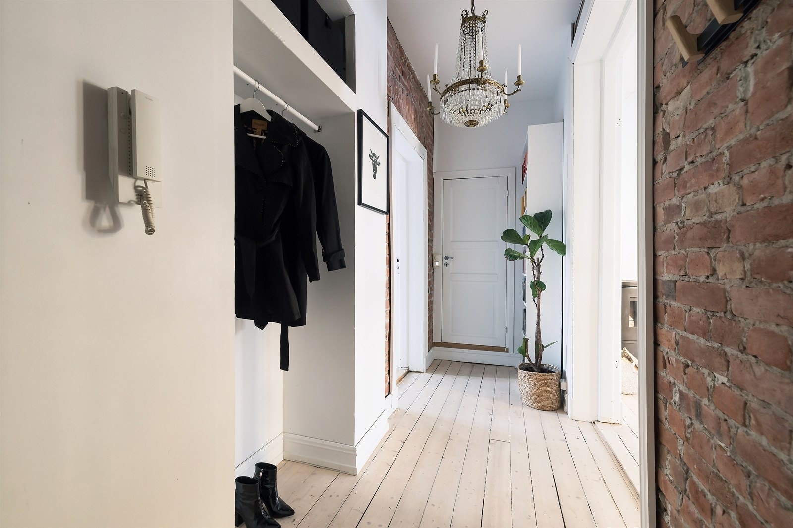 Velkommen inn! Det er en hyggelig og delikat entré med teglsteins vegg. Galleribilde