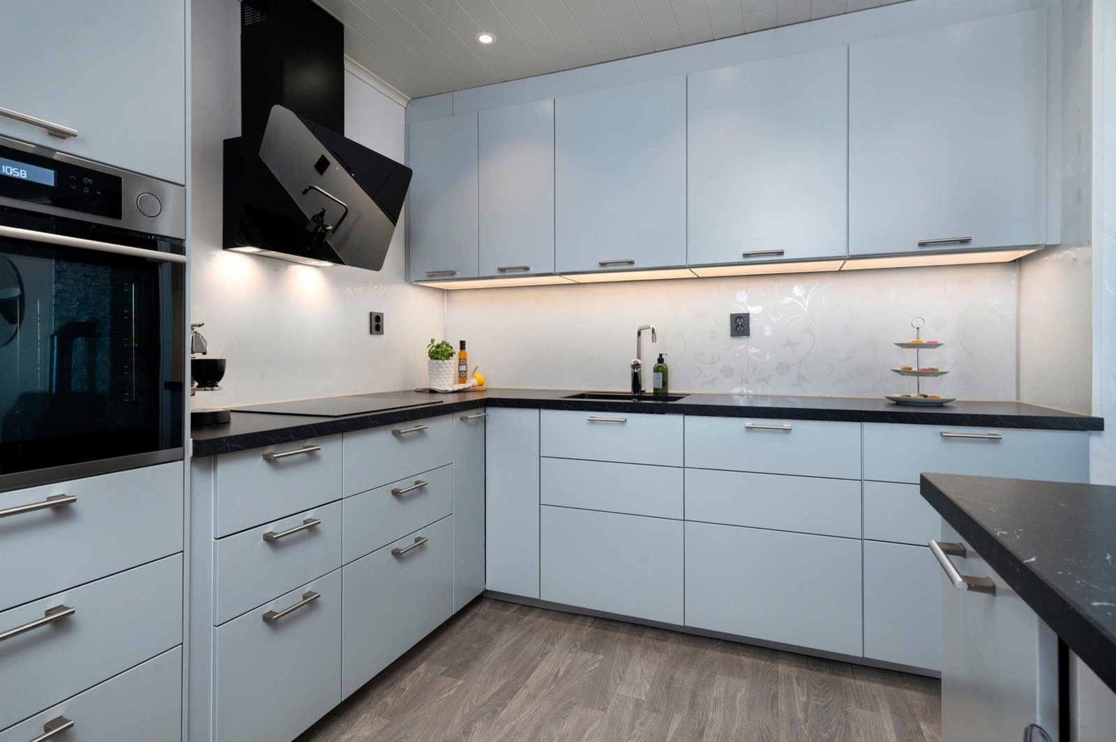 Mye skap- og benkplass. Galleribilde