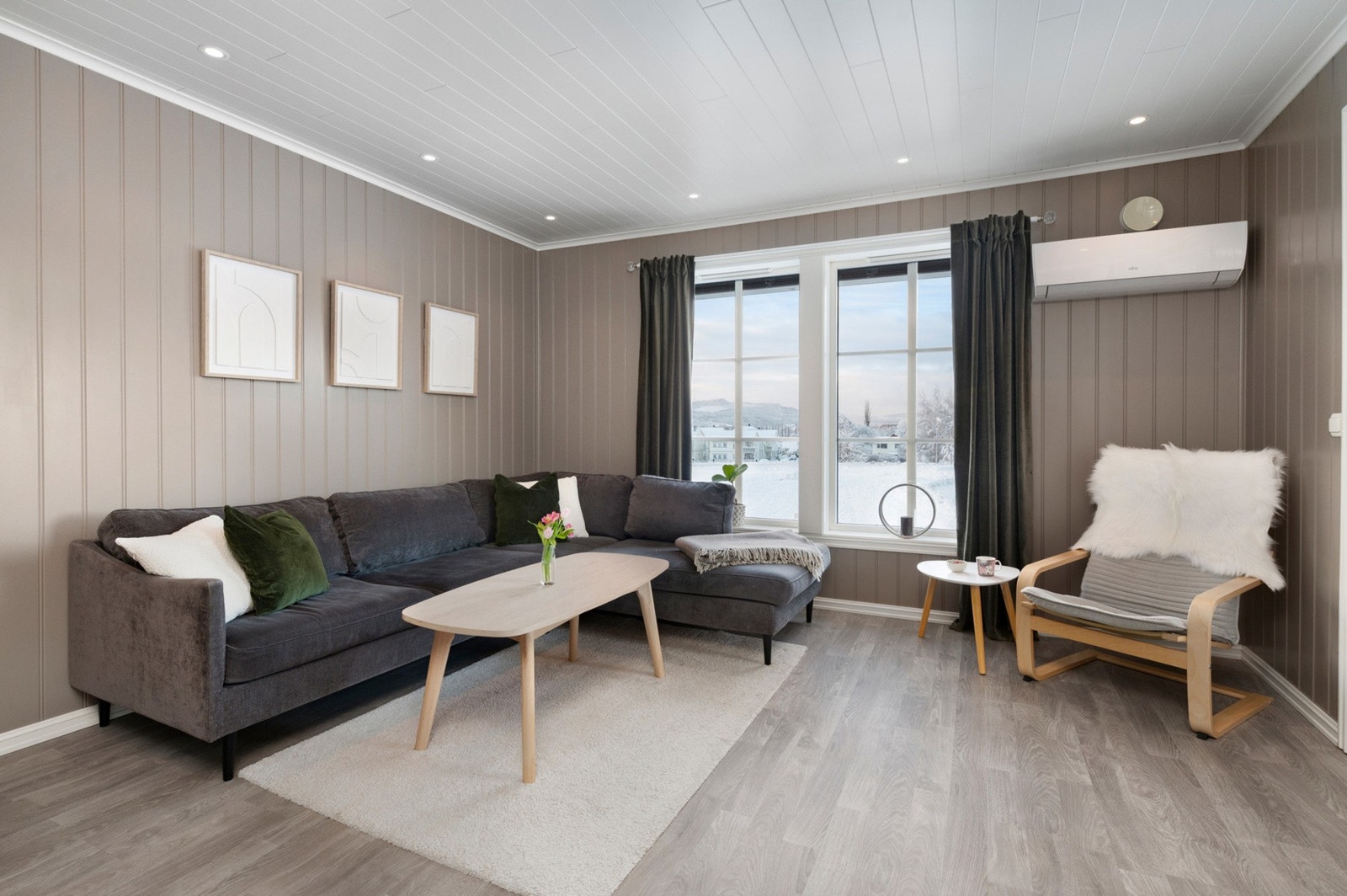 Til oppvarming er det vedfyring, varmepumpe og elektriske ovner (gulvvarme). Galleribilde