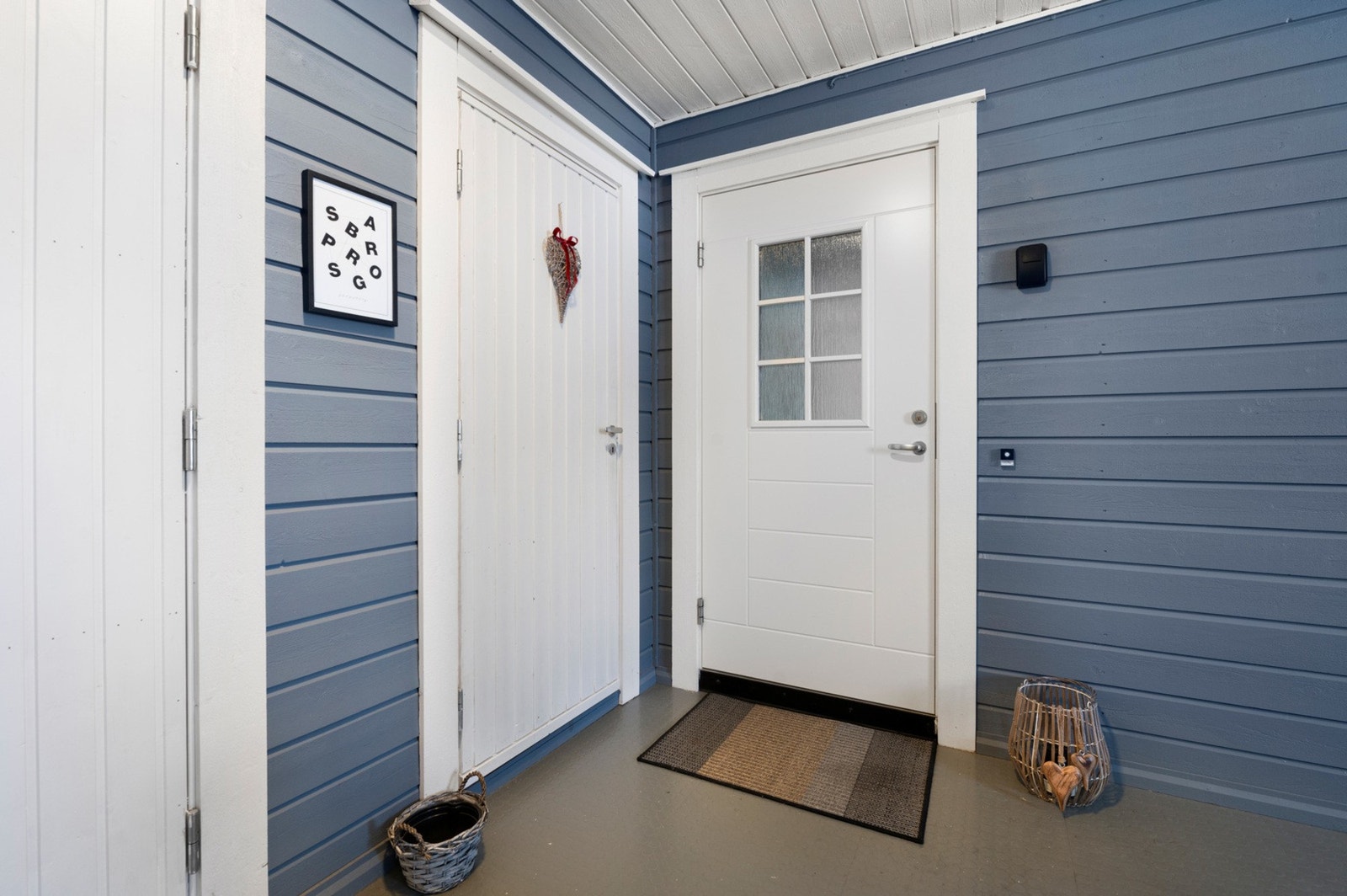 Inngangsparti med tilhørende bod. Galleribilde