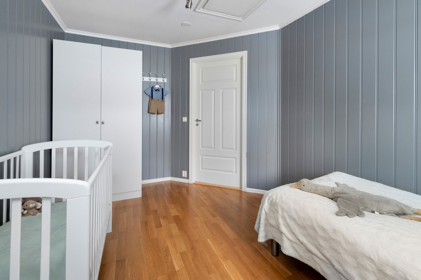 Her er det parkett på gulv, malte plater på vegg og malt himling. Galleribilde