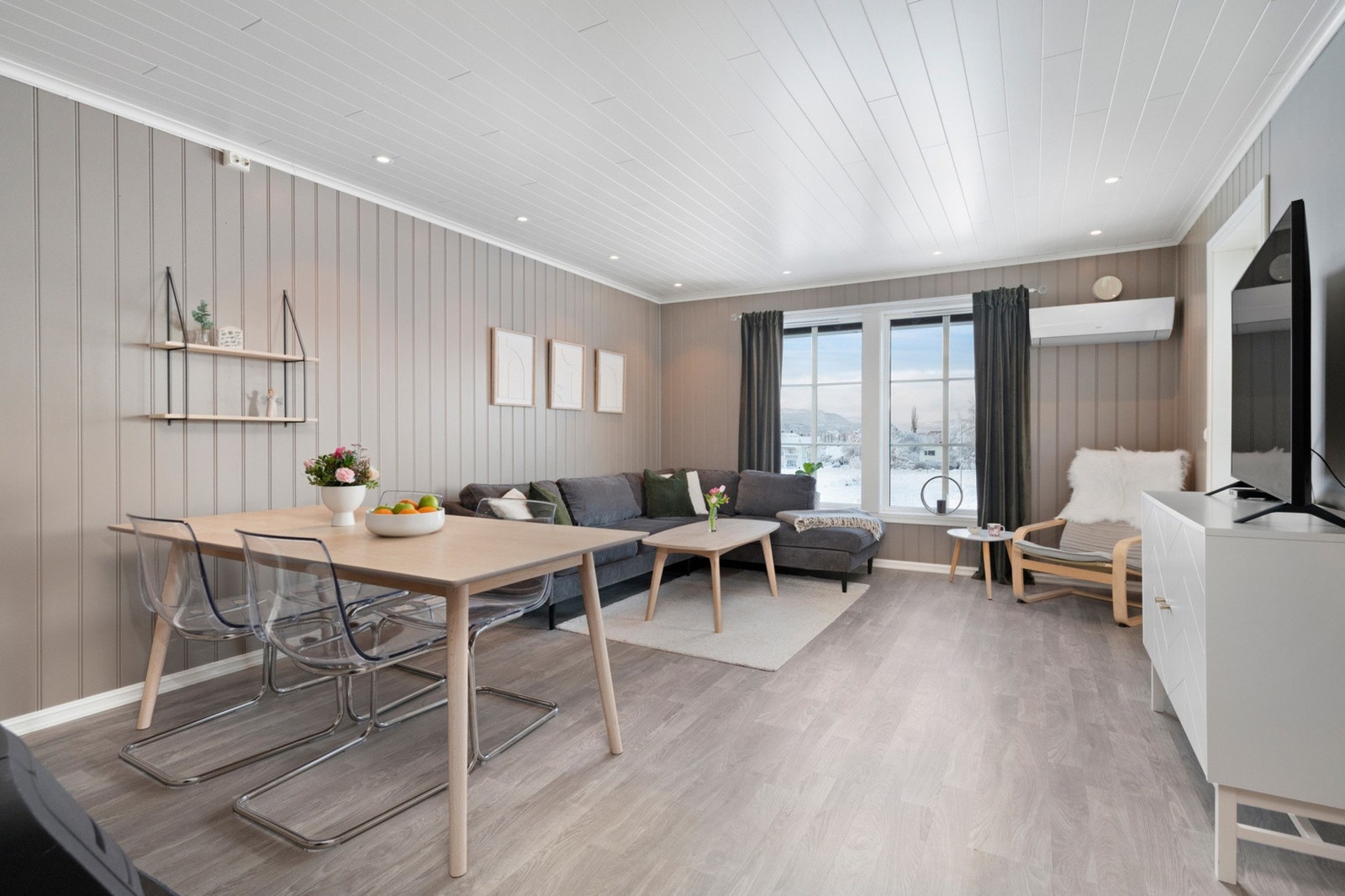 Det er laminat på gulv, malt panel på vegger og malt panel himling. Galleribilde