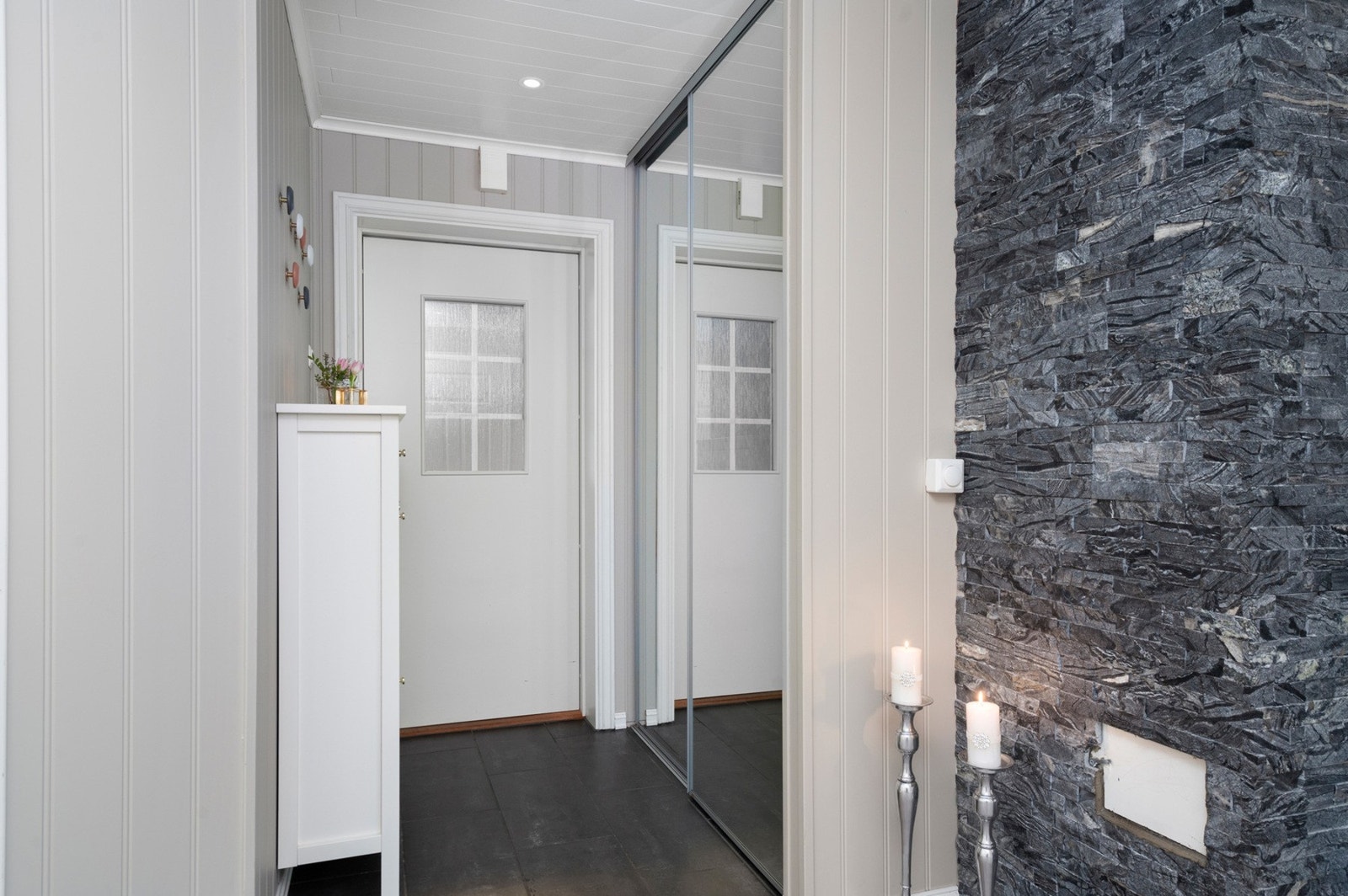 Gang med skyvedørsgarderobe. Galleribilde