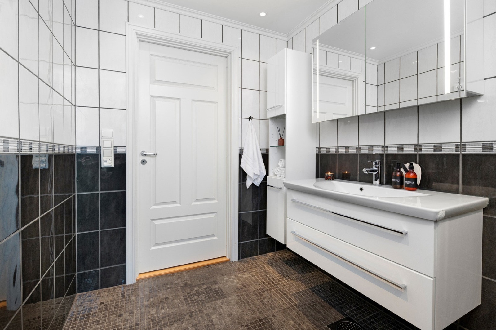 Rommet har innredning med nedfelt servant, veggmontert toalett og
dusjvegger/hjørne. Galleribilde