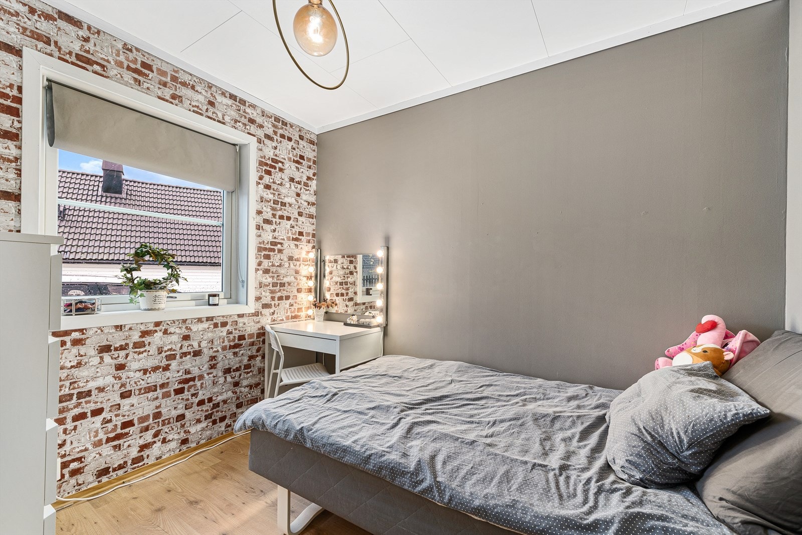 Boligen er innredet med to soverom i 1. etasje Galleribilde