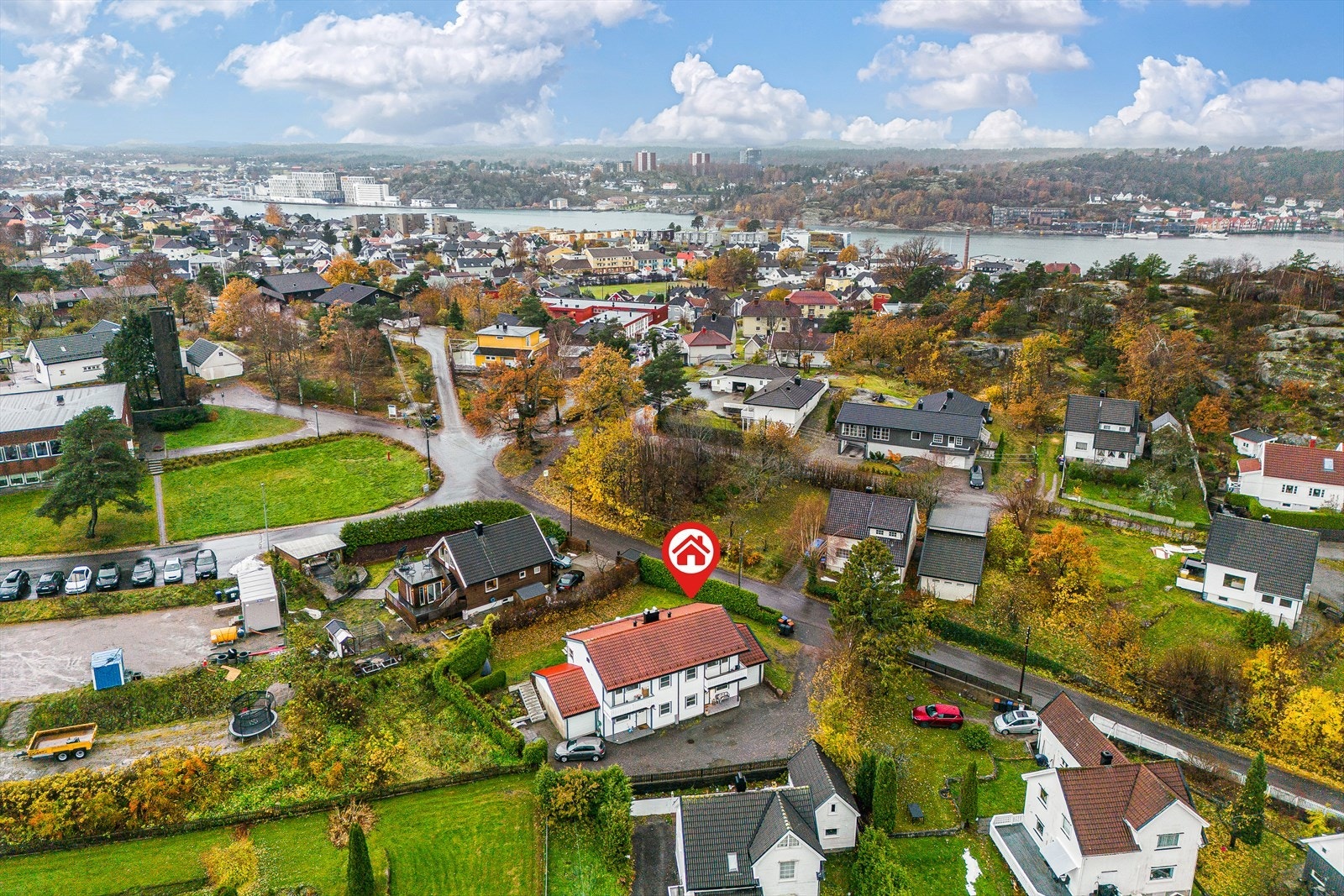 Boligen har en meget fin beliggenhet med usjenert og solrik terrasse og hage. Veletablert og barnevennlig boligområde. Galleribilde