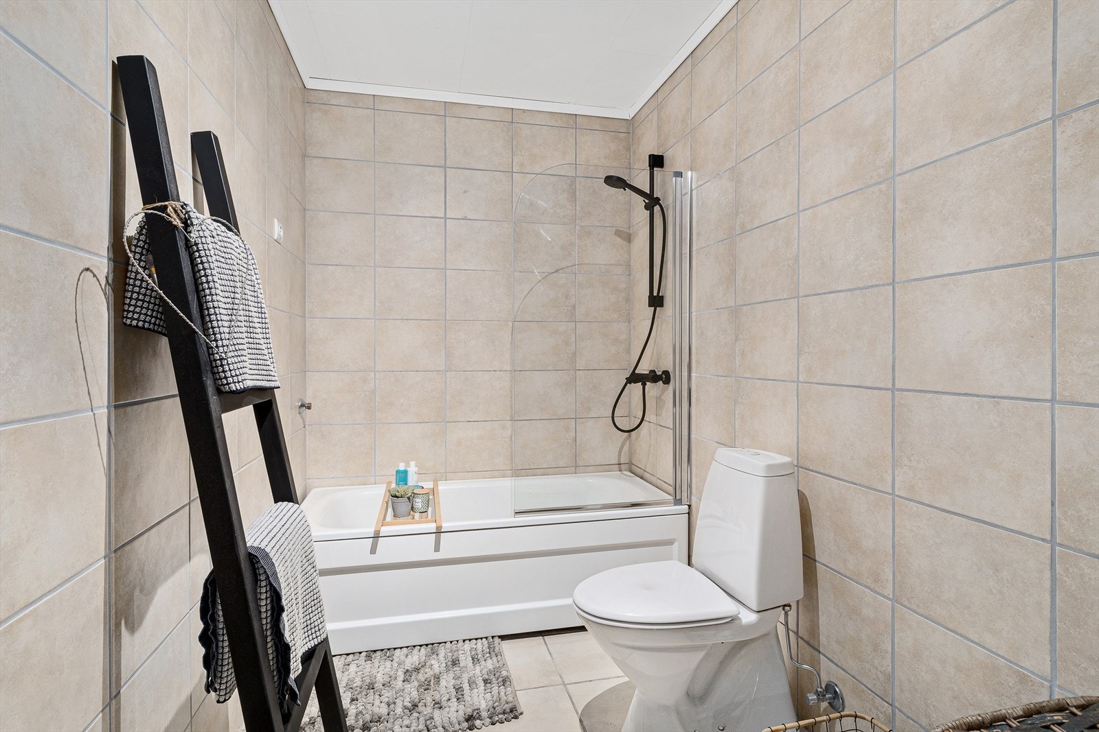 Innredet med badekar, møbel m/servant, speilskap og klosett. Mekanisk avtrekk. Galleribilde