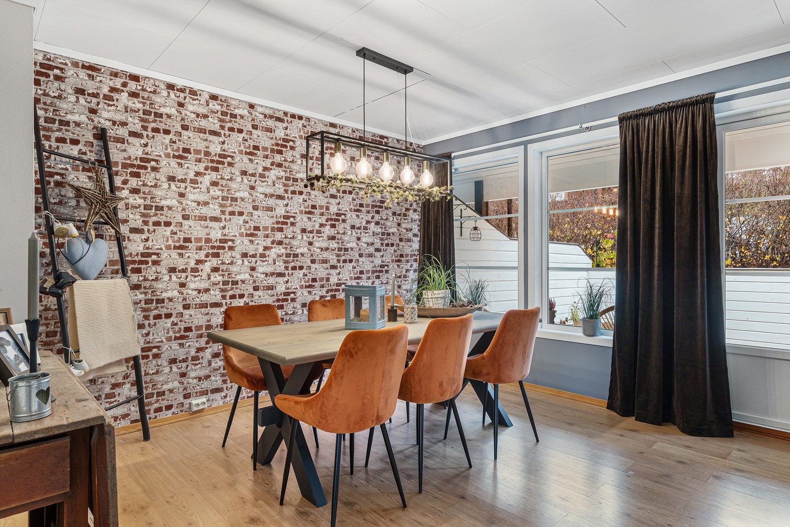 Spisestuens utforming og plassering legger til rette for å kunne ha langbord hvor man kan samle til selskap. Galleribilde