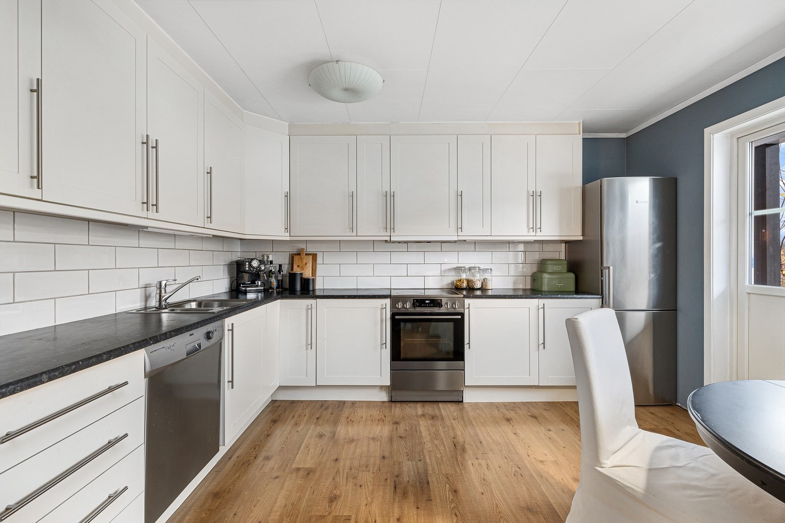 Lekker kjøkkeninnredning med profilerte fronter og laminert benkeplate med nedfelt oppvaskkum. Galleribilde