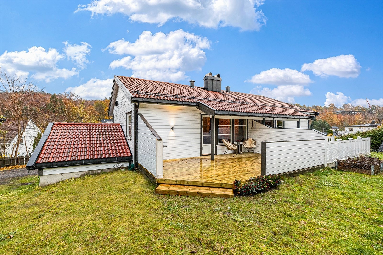 Det er opparbeidet nylig en helt nydelig, solrik og skjermet terrasse. Galleribilde