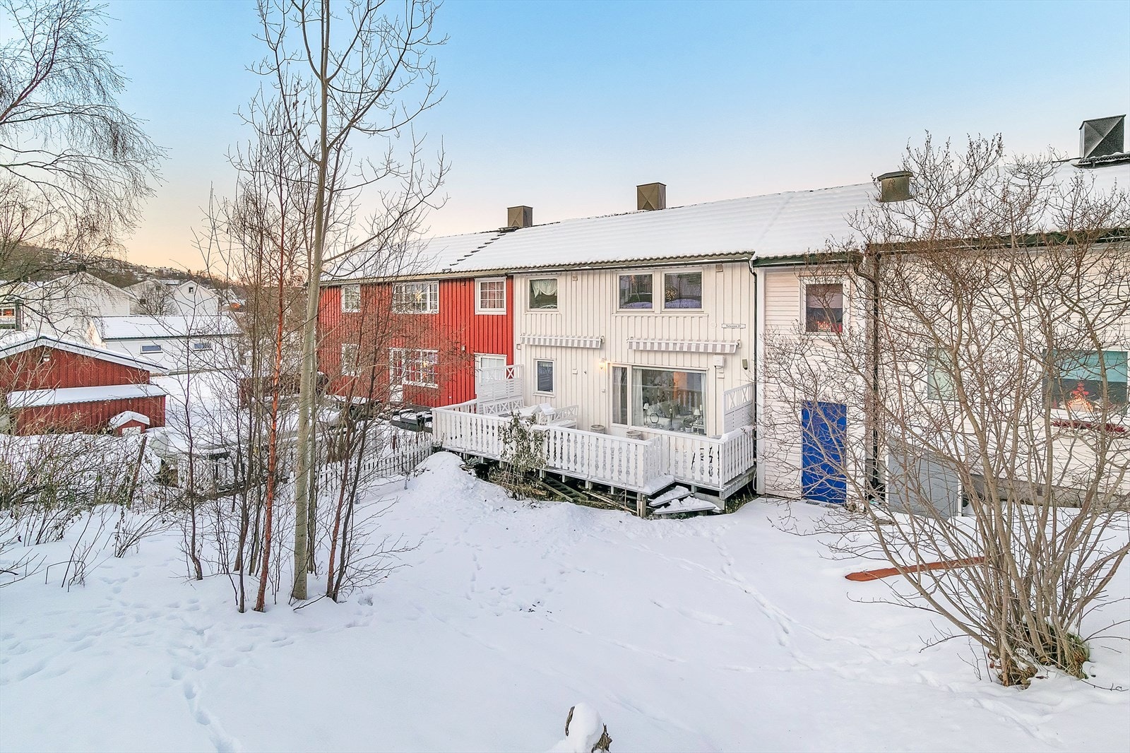 Hage med terrasse på øvre siden av rekkehuset Galleribilde