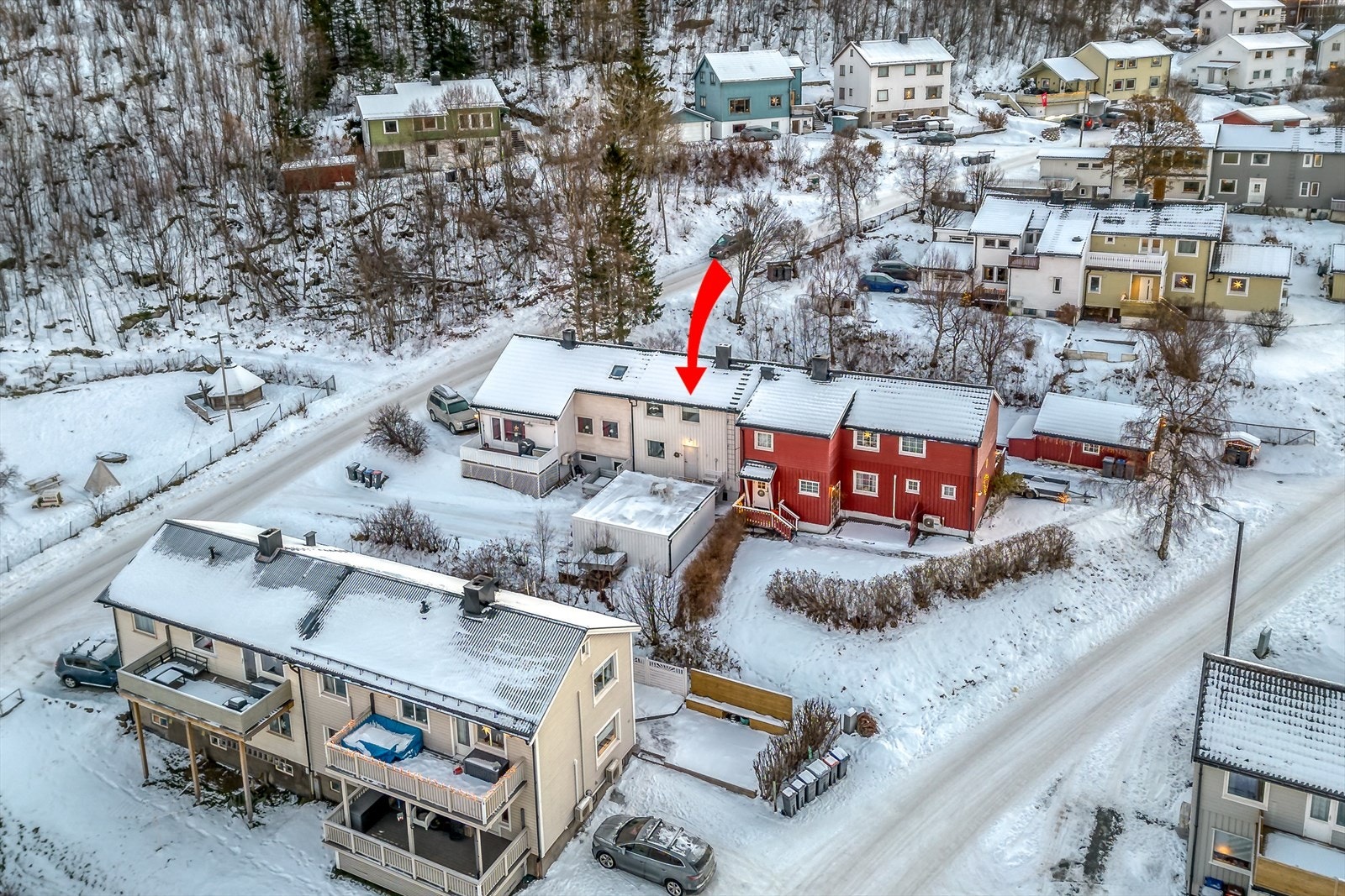 Eiendommen ligger i midten av rekken Galleribilde