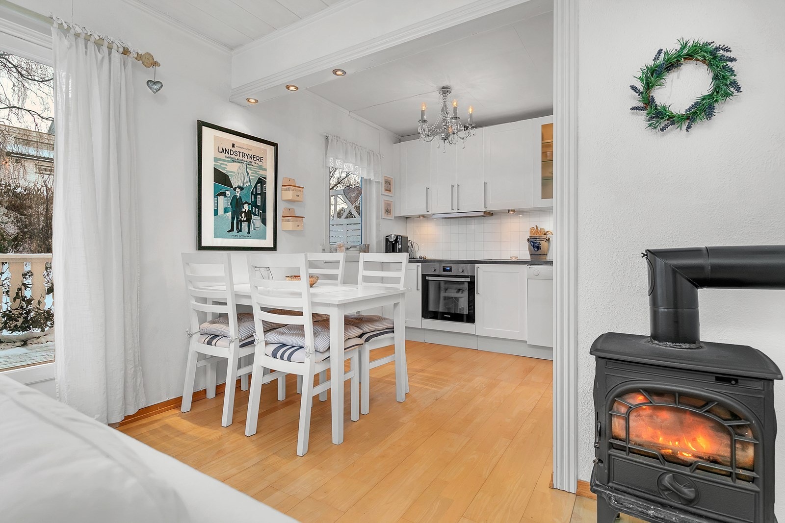 Kjøkken med plass til spisegruppe Galleribilde