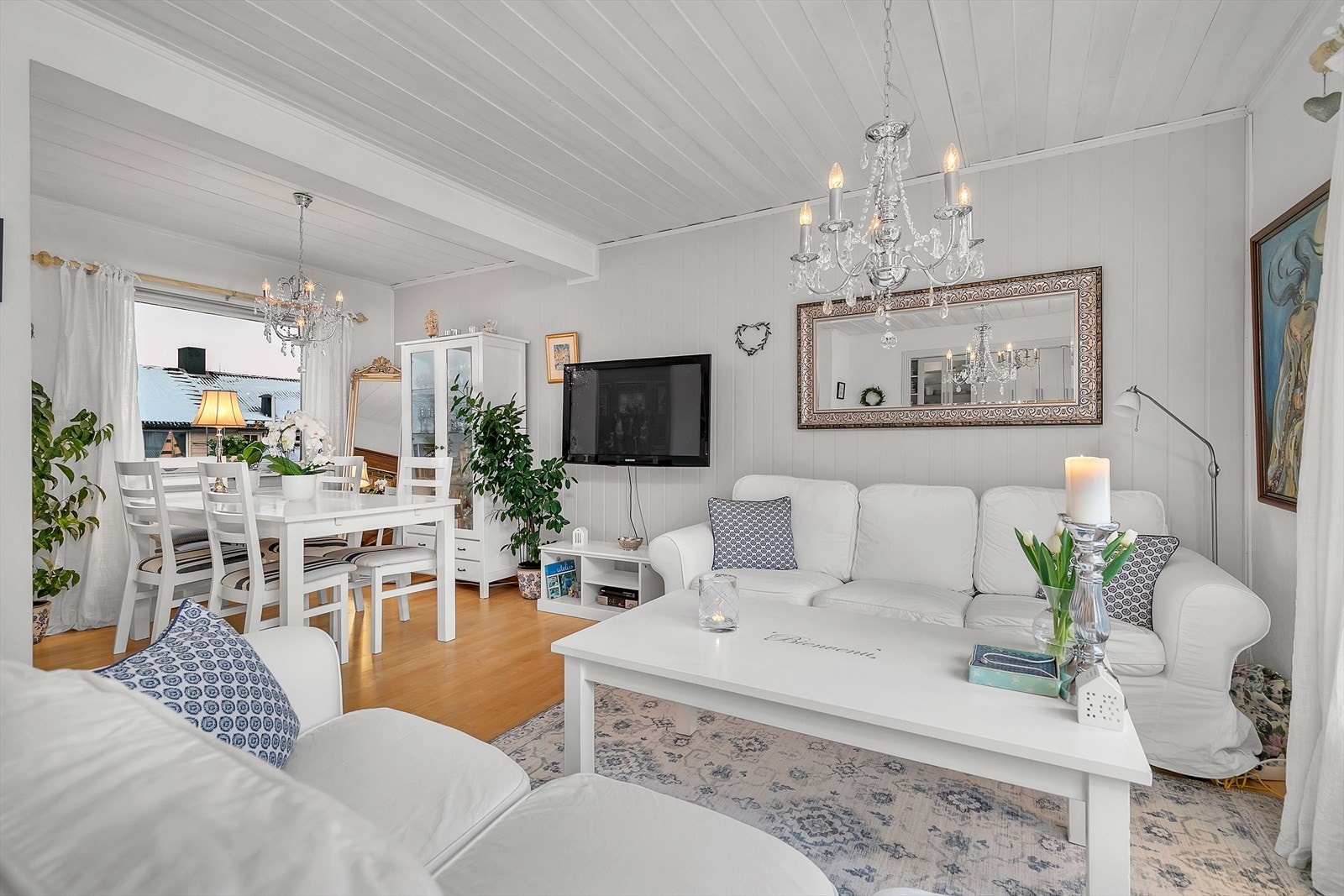 Stue med god plass for møblering Galleribilde