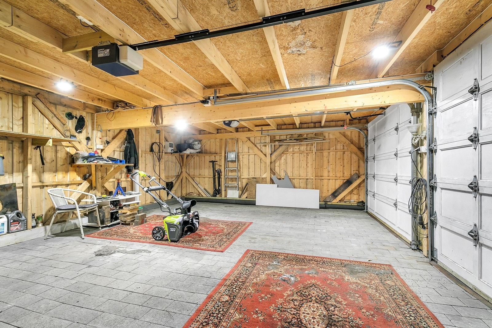 Garasje med elektriske porter og el-billader Galleribilde