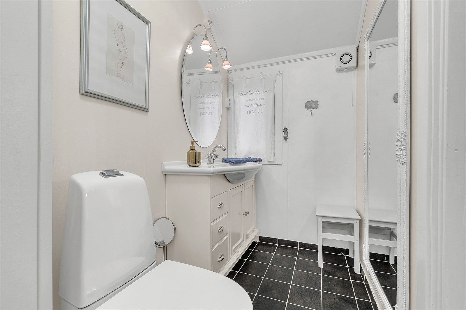 Badet har flislagt gulv med varmekabler Galleribilde