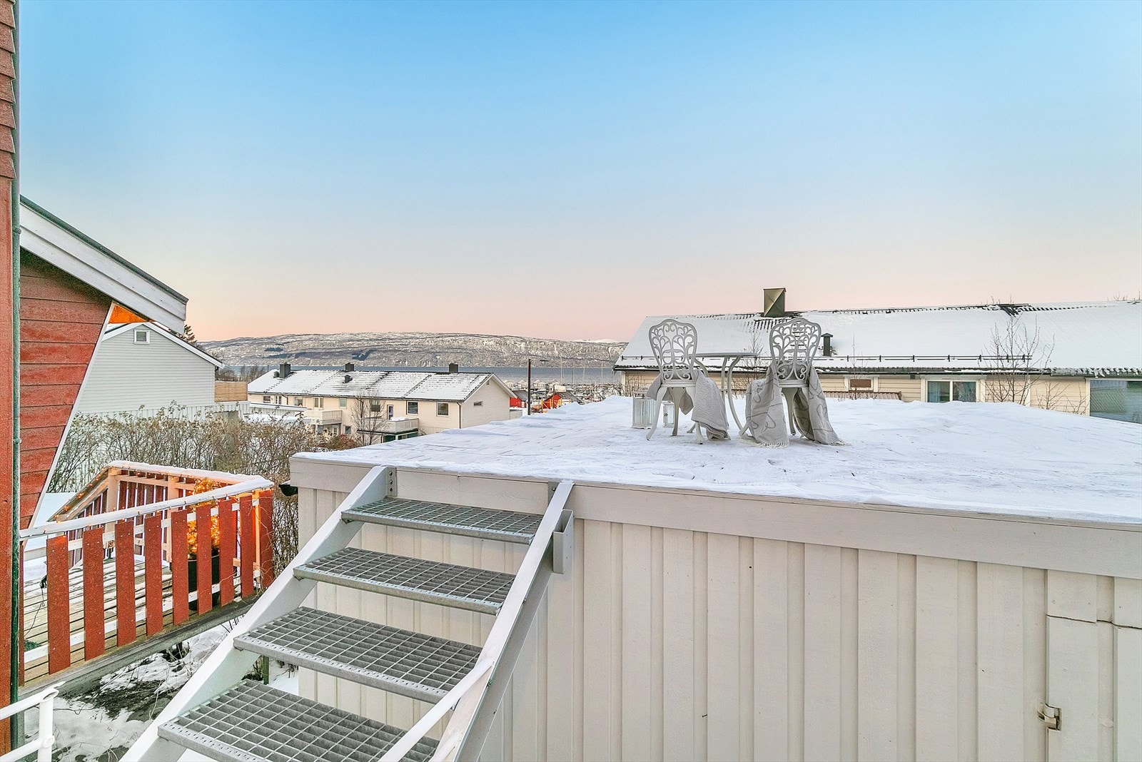 Takterrasse med utsikt mot småbåthavna, Ofotfjorden og Veggfjellet Galleribilde