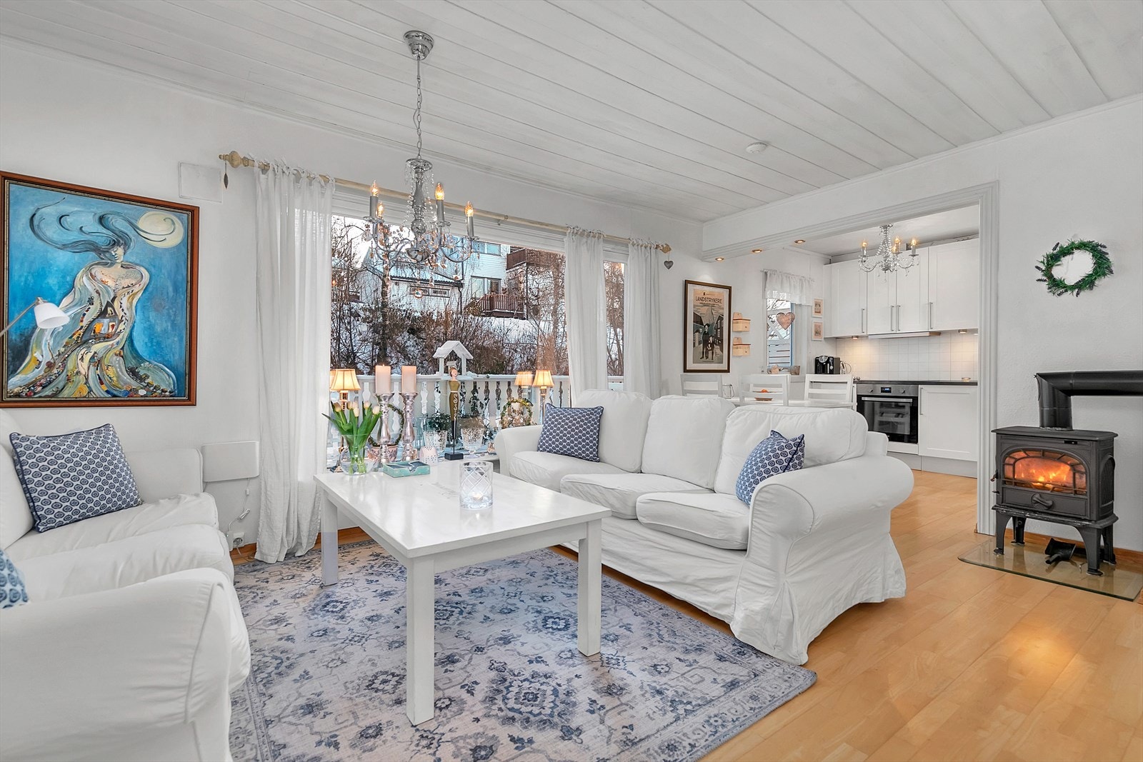 Lys og trivelig stue med vindusflater som gir godt med lysinnslipp Galleribilde