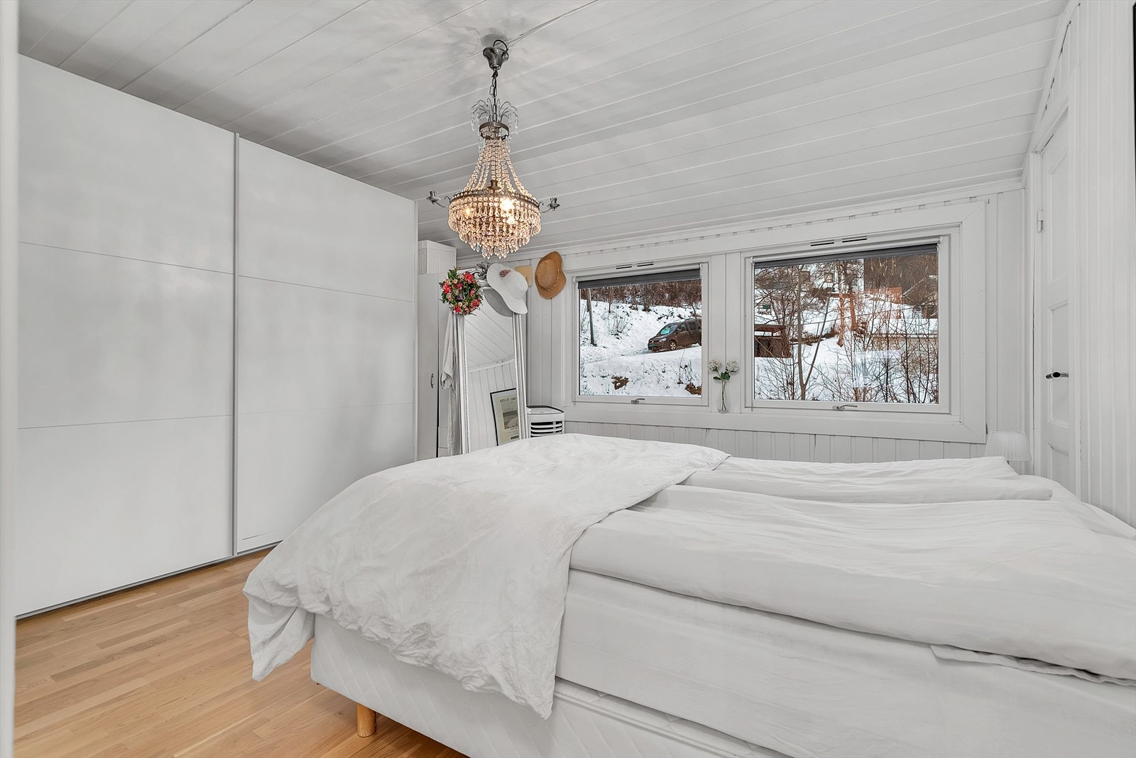 Soverom 1 har en romslig garderobe Galleribilde