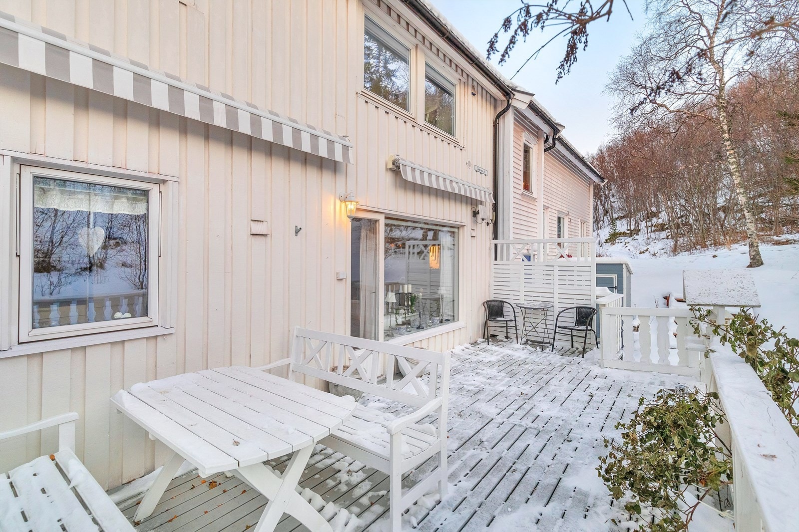 Terrasse med god plass til utemøbler Galleribilde