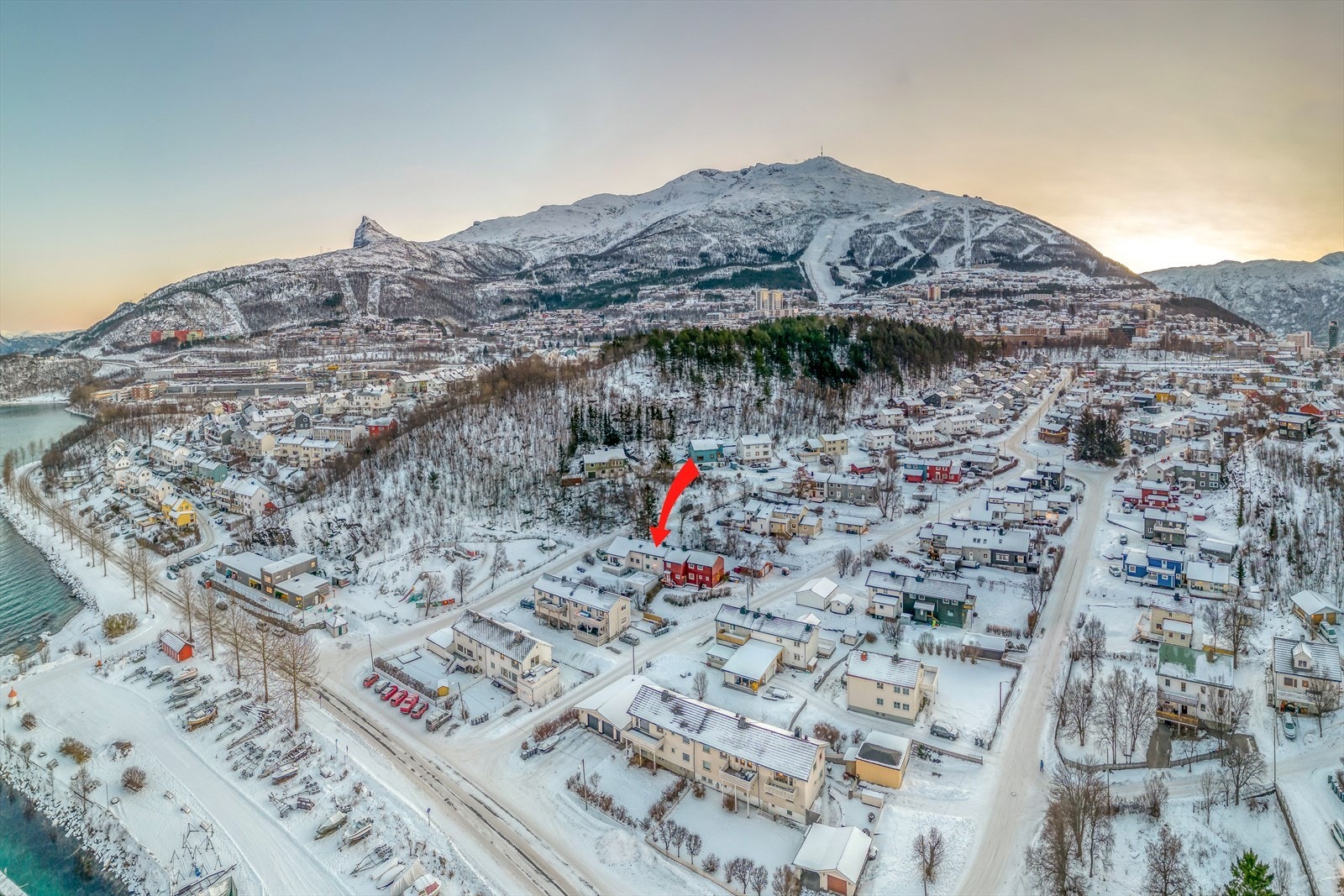 Eiendommen ligger i etablert boligområde i Finnbekken i bydelen Vassvik ca. 10 min. gange fra Narvik sentrum Galleribilde