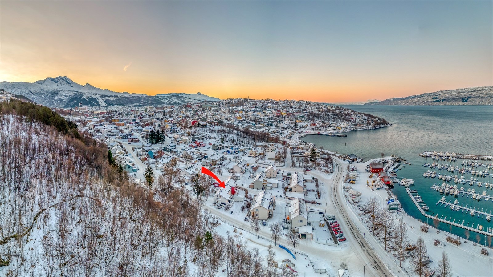 Det er ca 15 min. gange til barneskole og til idretts- og svømmehall med rikholdig fritidstilbud. Ca. 5 min gange til ungdomsskole. Galleribilde