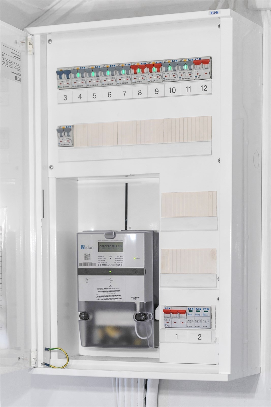 Sikringsskap med automatsikringer og overspenningsvern Galleribilde