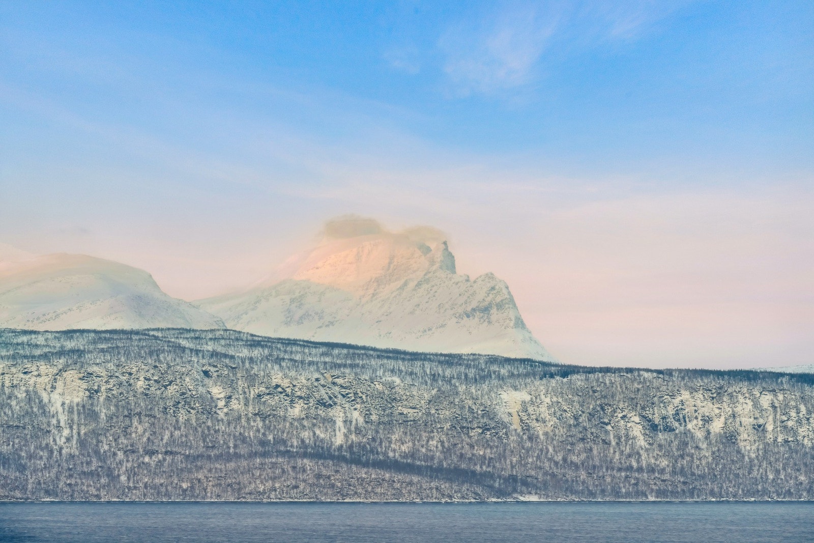 Utsikt mot Veggelandet, Ofotfjorden og Novatinden Galleribilde