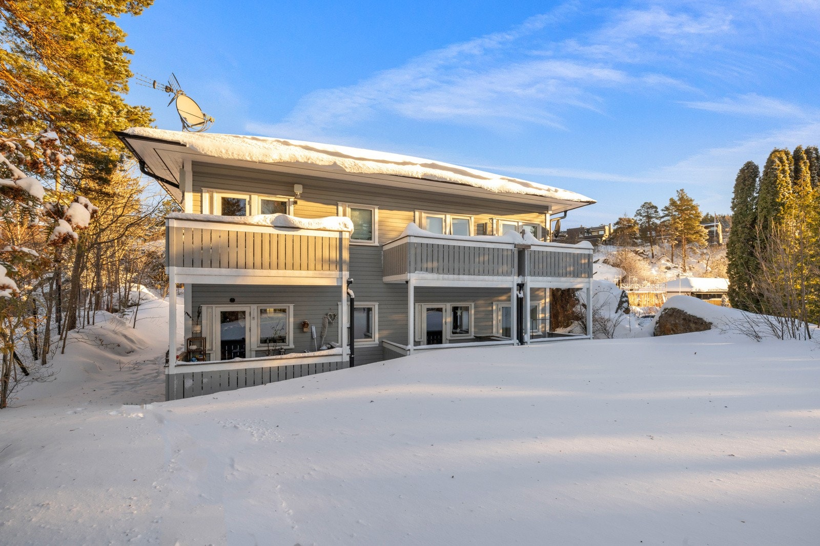 Her bor man attraktivt og lettvint til, med gangavstand til buss, T-bane, matbutikk, treningssenter og fine turmuligheter i marka! Galleribilde