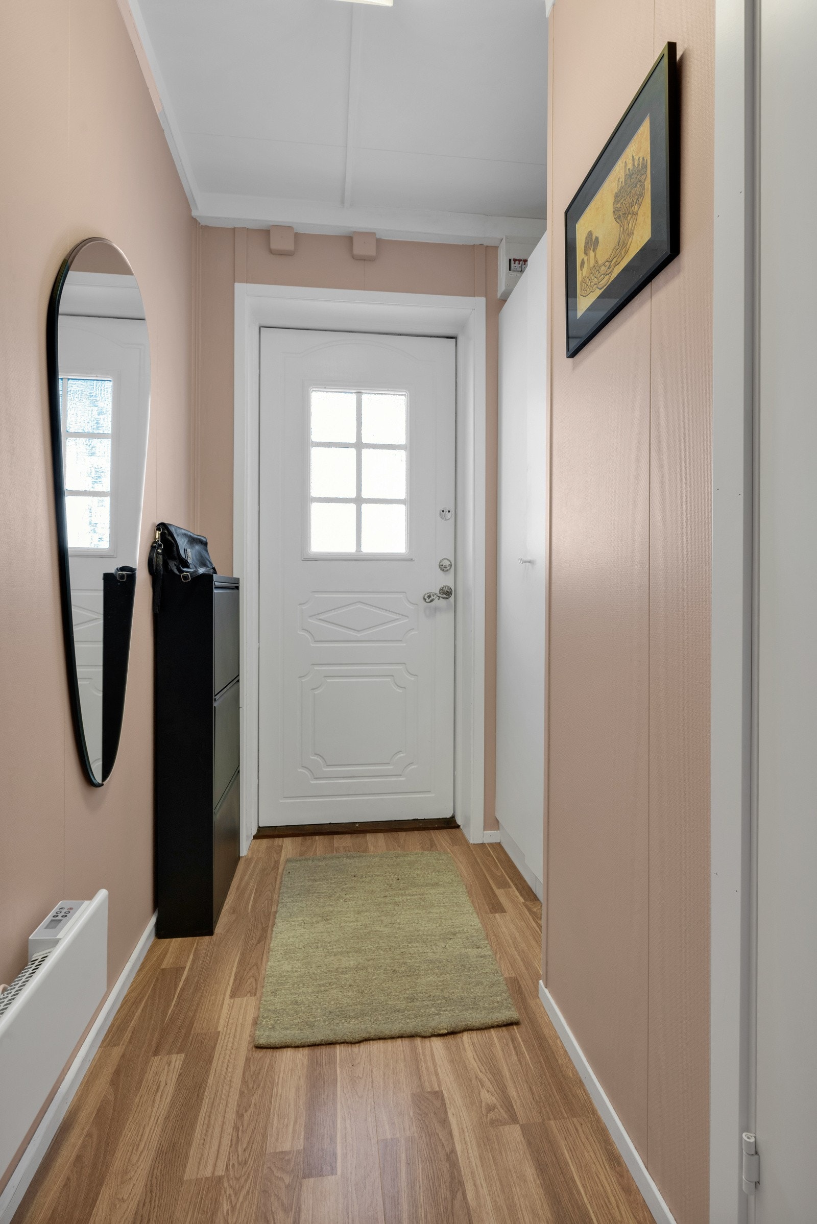 Entréen gir et godt førsteinntrykk og har nisje med garderobeskap Galleribilde