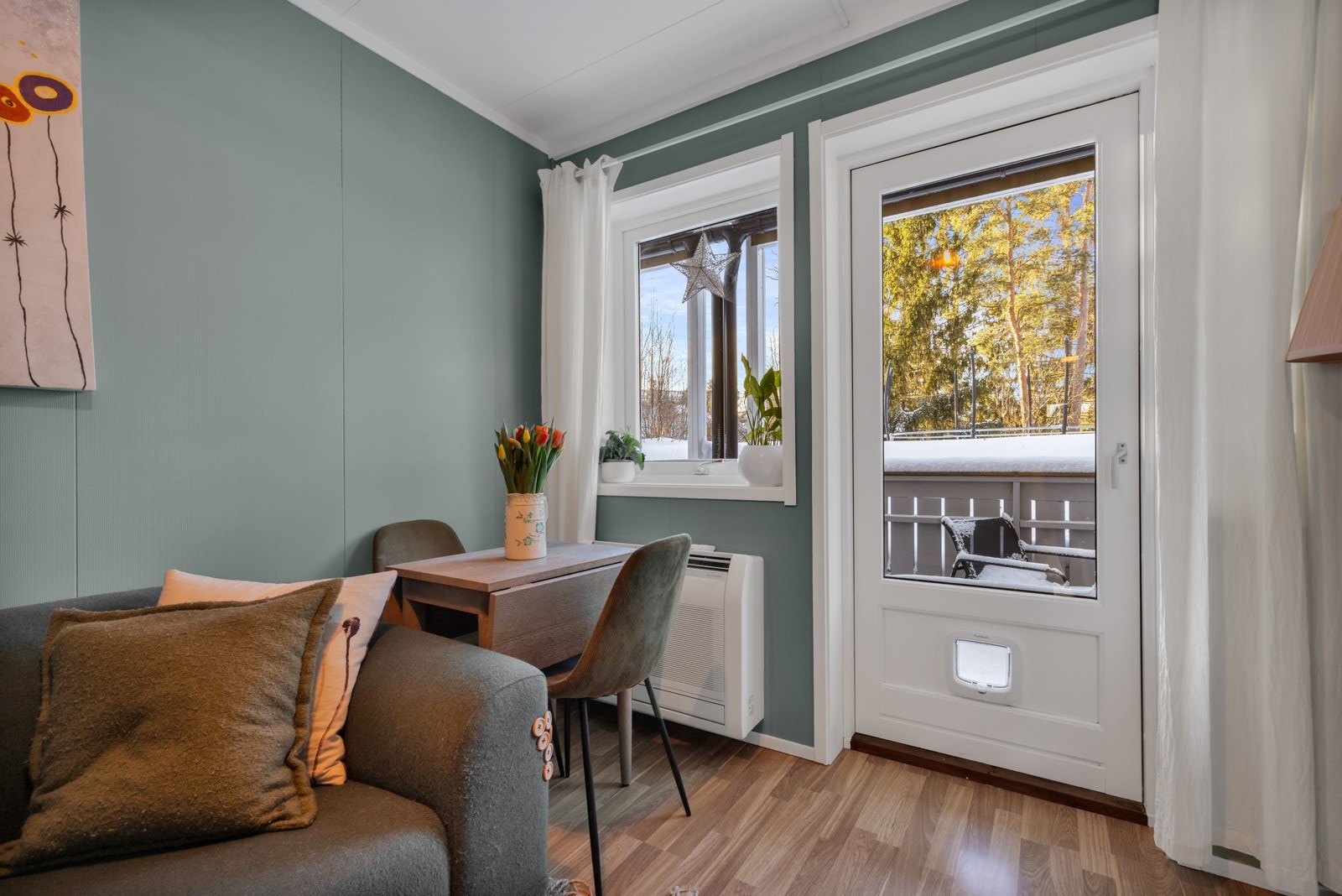 Som oppvarming har stuen varmepumpe, og dagslyset faller inn via et stort vindu på enden Galleribilde