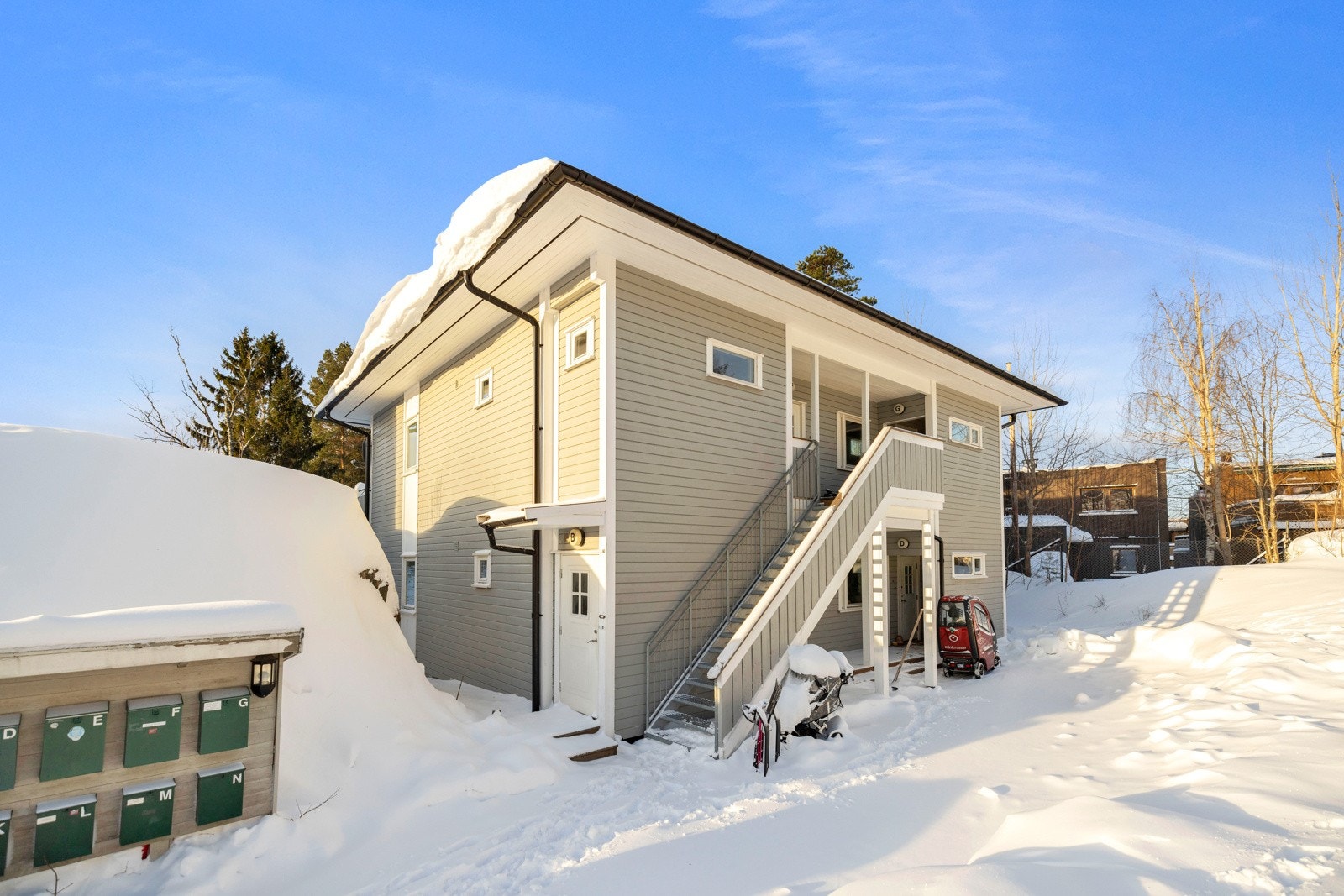 Leiligheten ligger i første etasje og har en tilnærmet trappefri adkomst via et overbygget inngangsparti som deles med naboen Galleribilde