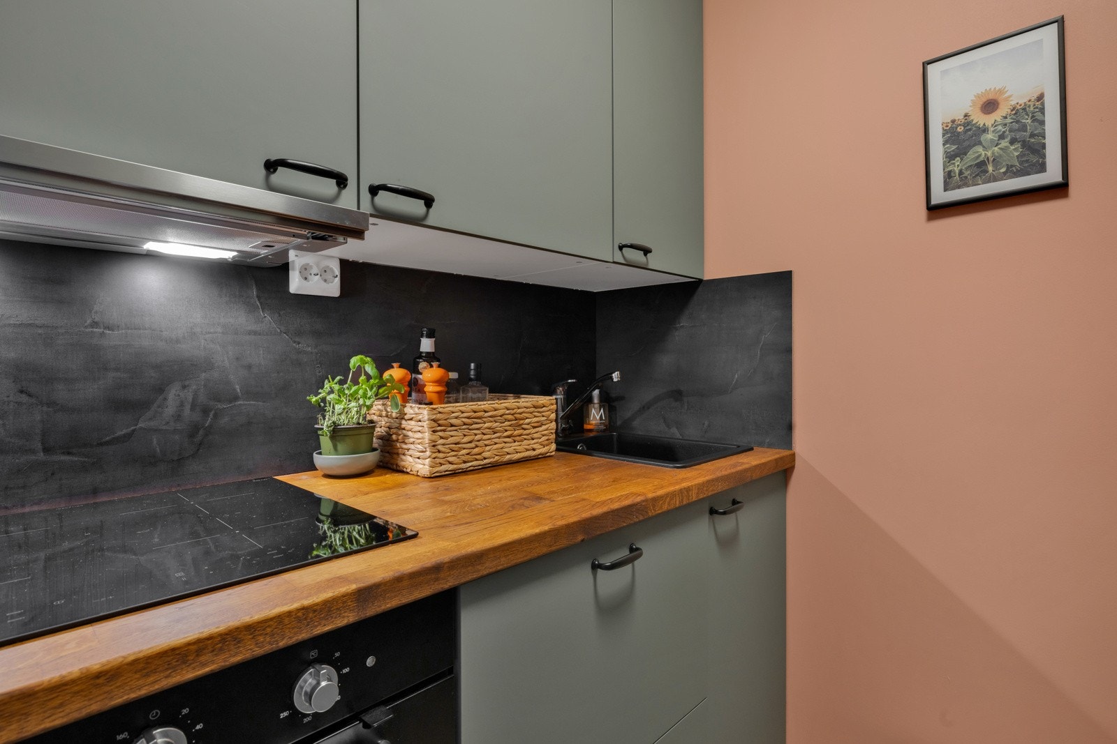 Det hele gjøres komplett med oppvaskkum av kompositt, kullfilterventilator og benkebelysning, samt integrerte hvitevarer som koketopp, stekeovn og oppvaskmaskin Galleribilde