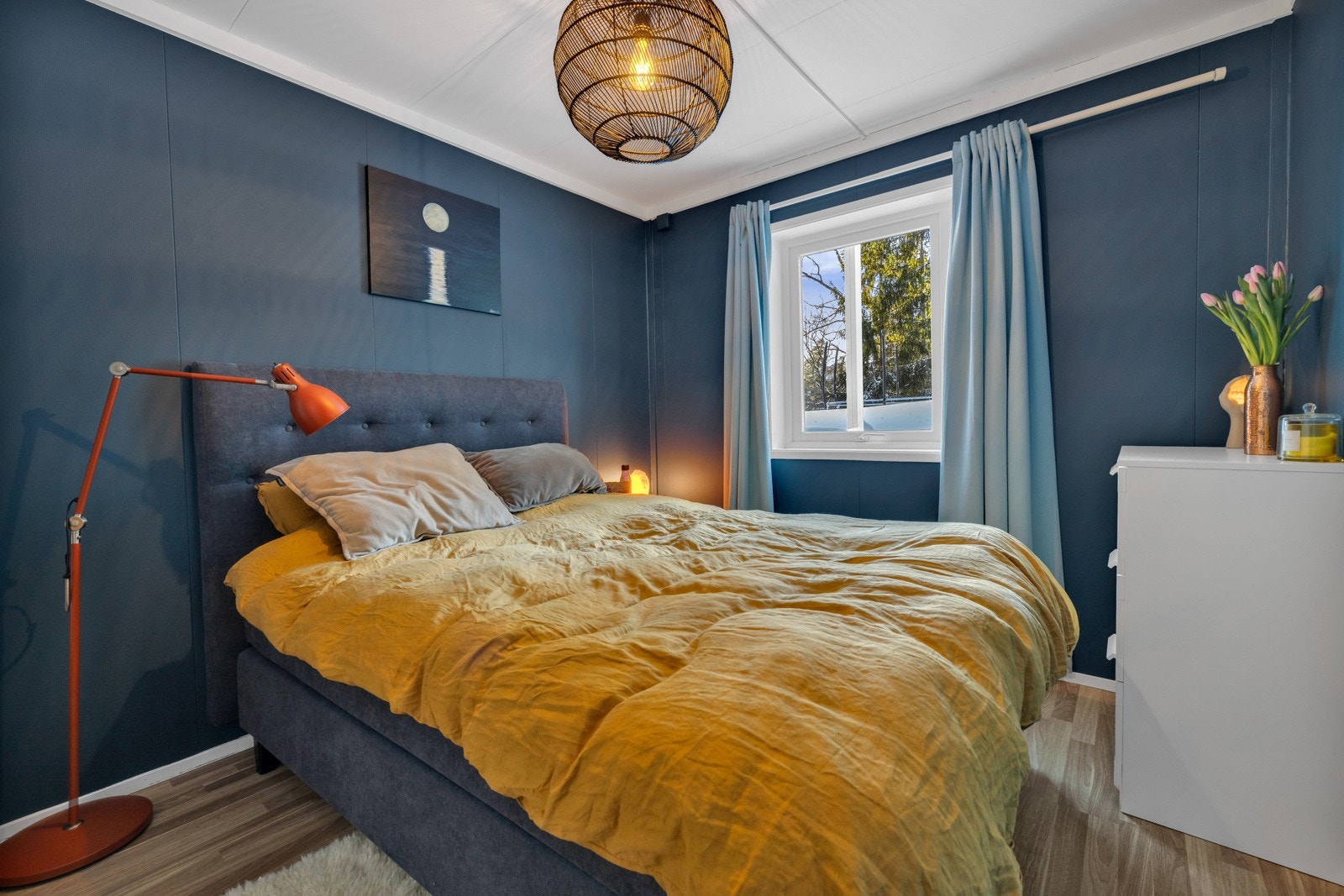 På gulvet er det lagt laminat og veggene er hovedsakelig malt i en dyp blåfarge Galleribilde