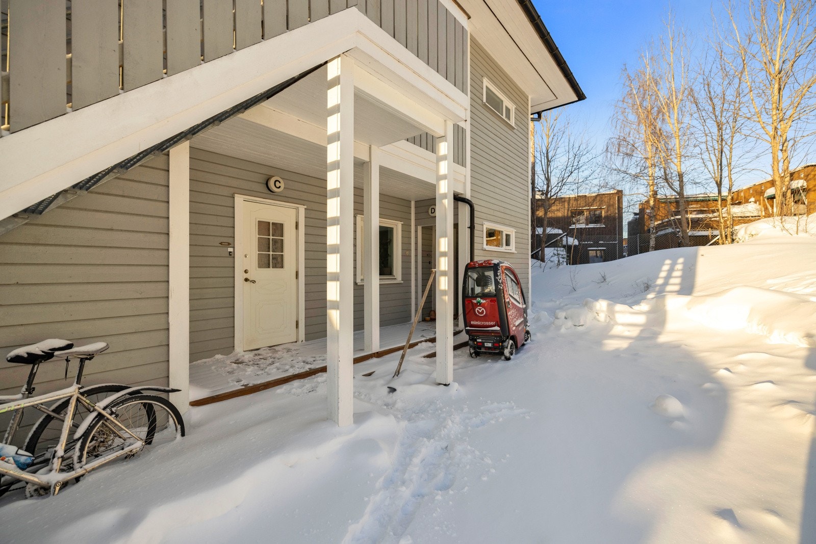 Ved inngangspartiet er det tram i tre, utelys og egen ytterdør med glassfelt Galleribilde