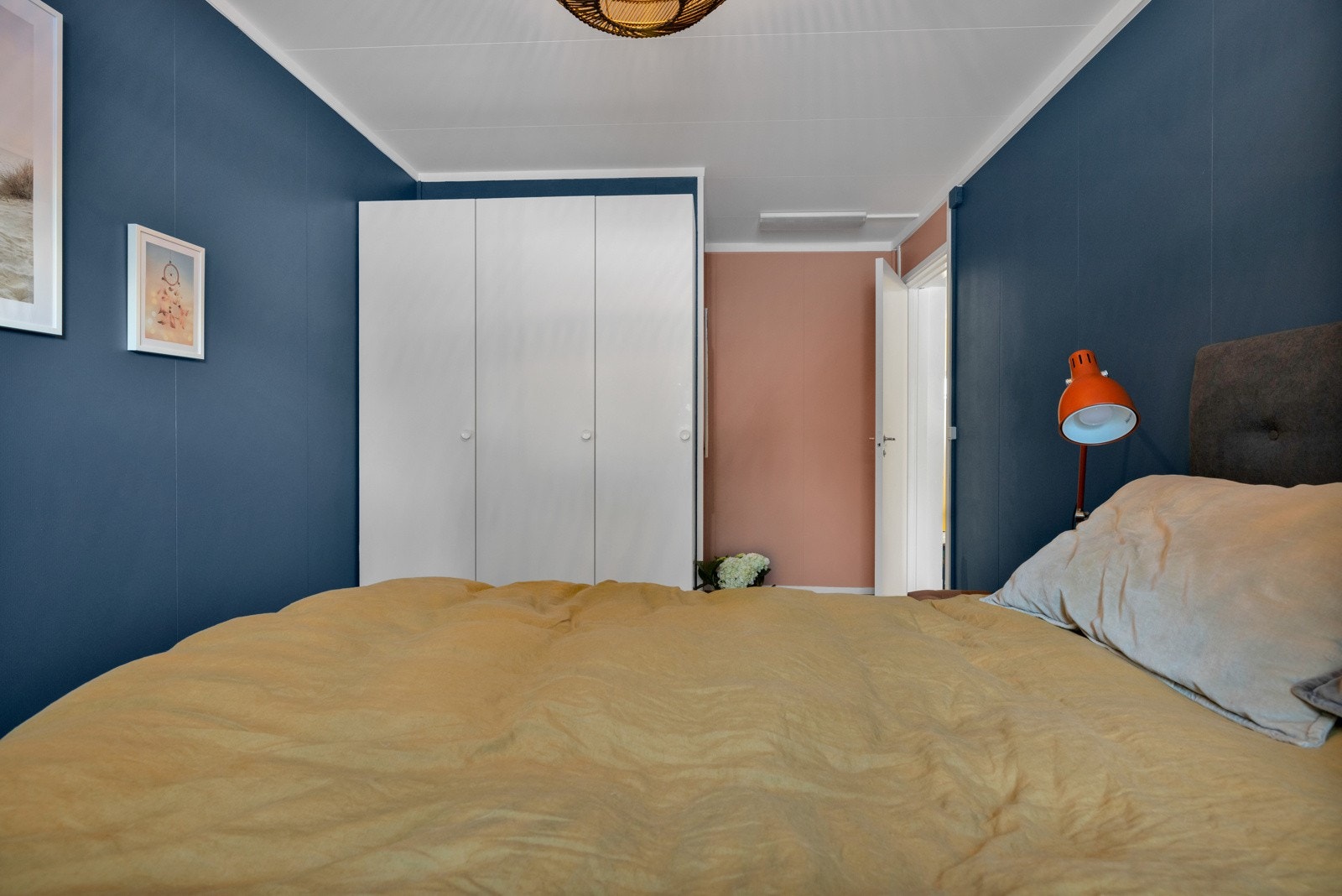 I tillegg til garderobeskapet er det også plass til kommode og en dobbeltseng uten at det virker overfylt Galleribilde