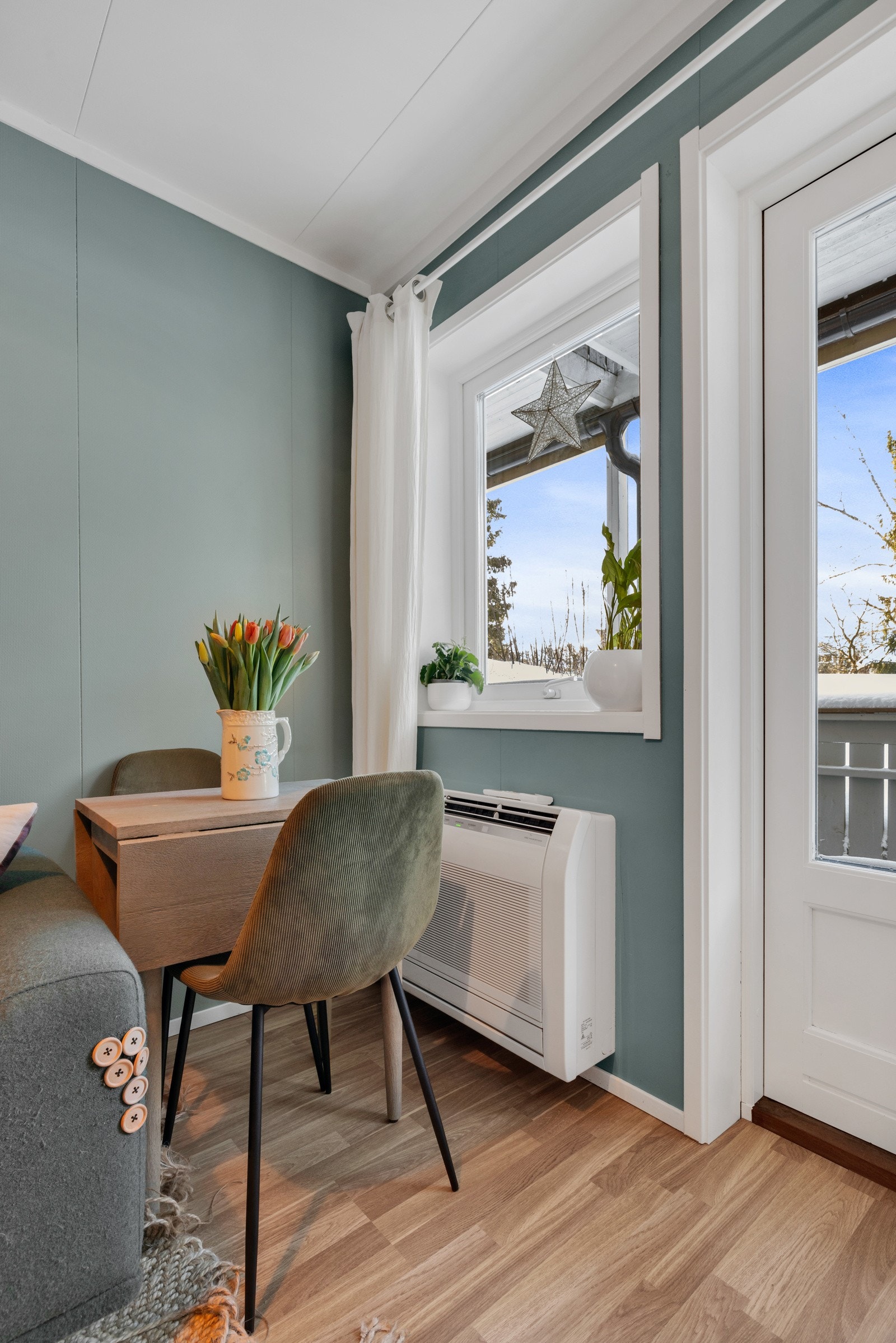 Stuen har plass til sofa, tv-løsning og et lite spisebord Galleribilde