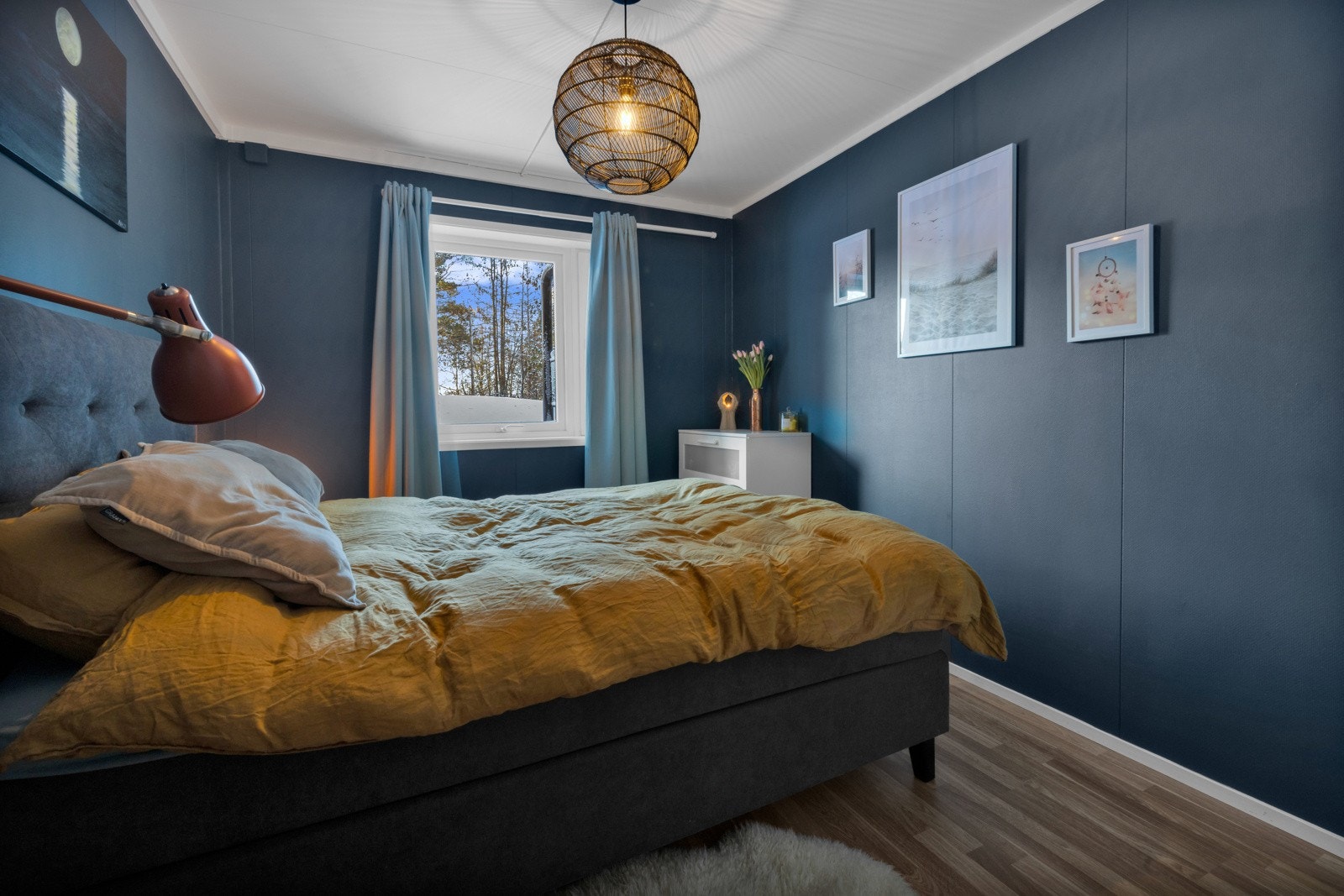 Fra kjøkkenet er det dør inn til et romslig soverom med garderobeskap Galleribilde