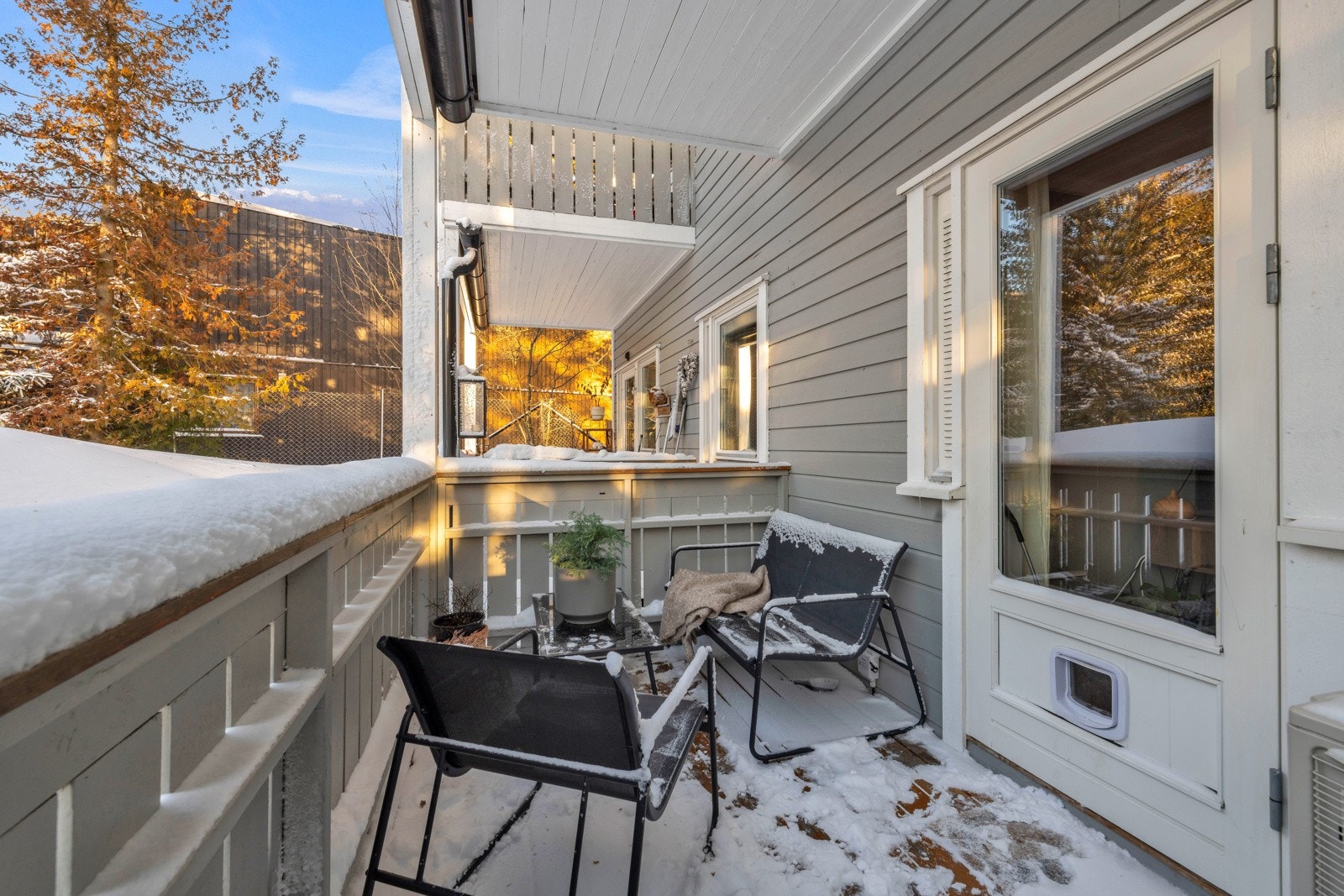 Fra stuen er det utgang til en overbygget terrasse på ca. 6,5 kvm Galleribilde