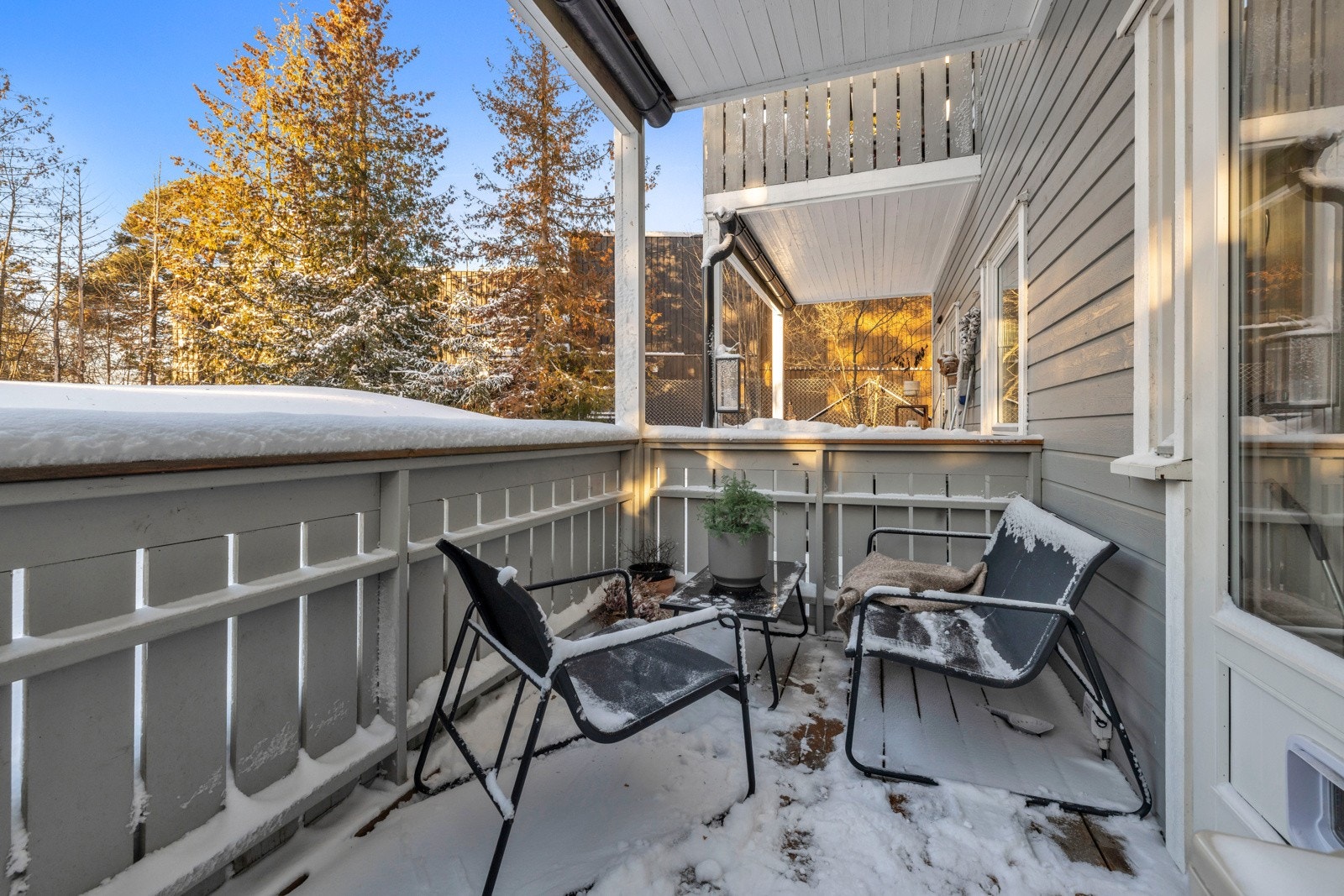 Her kan man ha en sittegruppe med stemningsfulle lyslykter og blomsterkrukker rundt Galleribilde