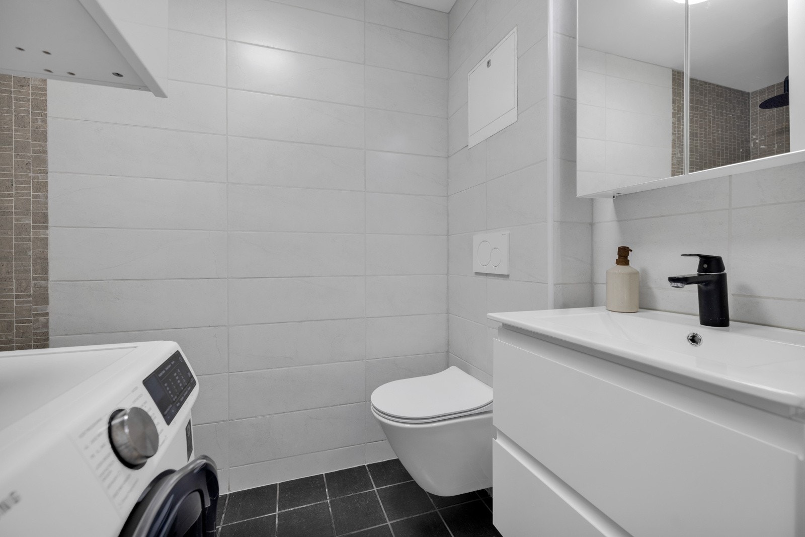 Baderommet ble pusset opp i 2022 med ny membran, varmekabler og fliser, og fremstår som stilrent og moderne Galleribilde