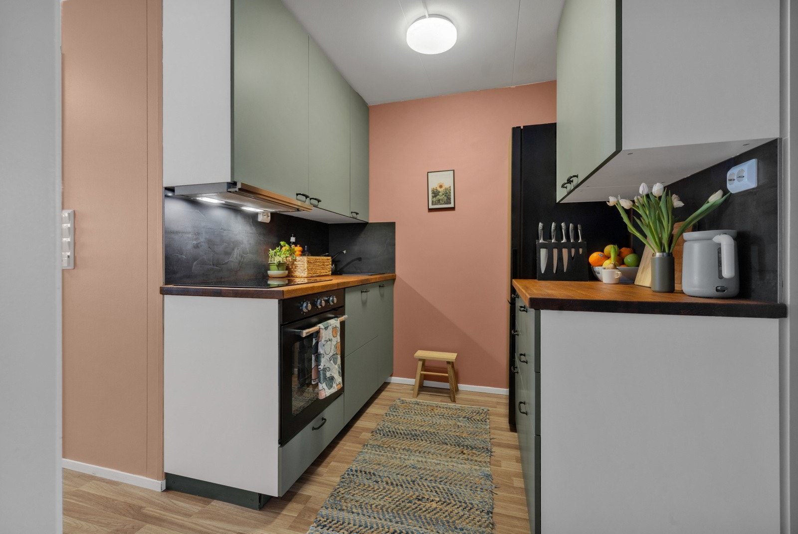 Kjøkkeninnredningen har takhøye skap, er bygget parallelt i rommet og var ny i 2022 Galleribilde