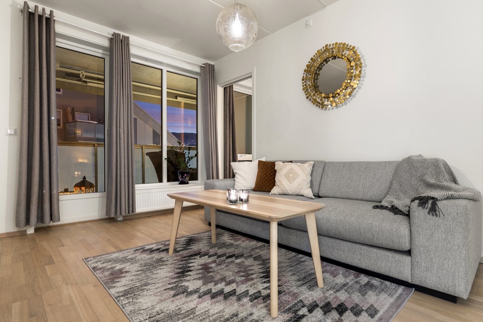 Store vindusflater som slipper inn godt med naturlig lys Galleribilde
