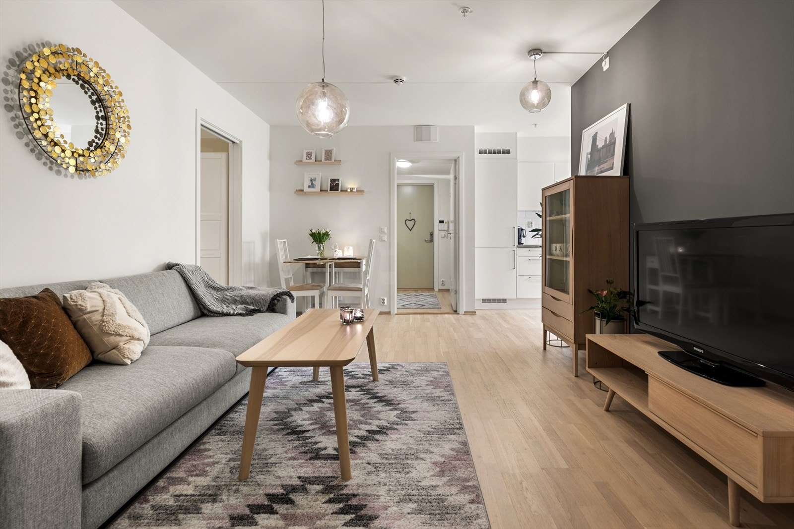 Gulvet er av parkett og veggene av malte plater Galleribilde