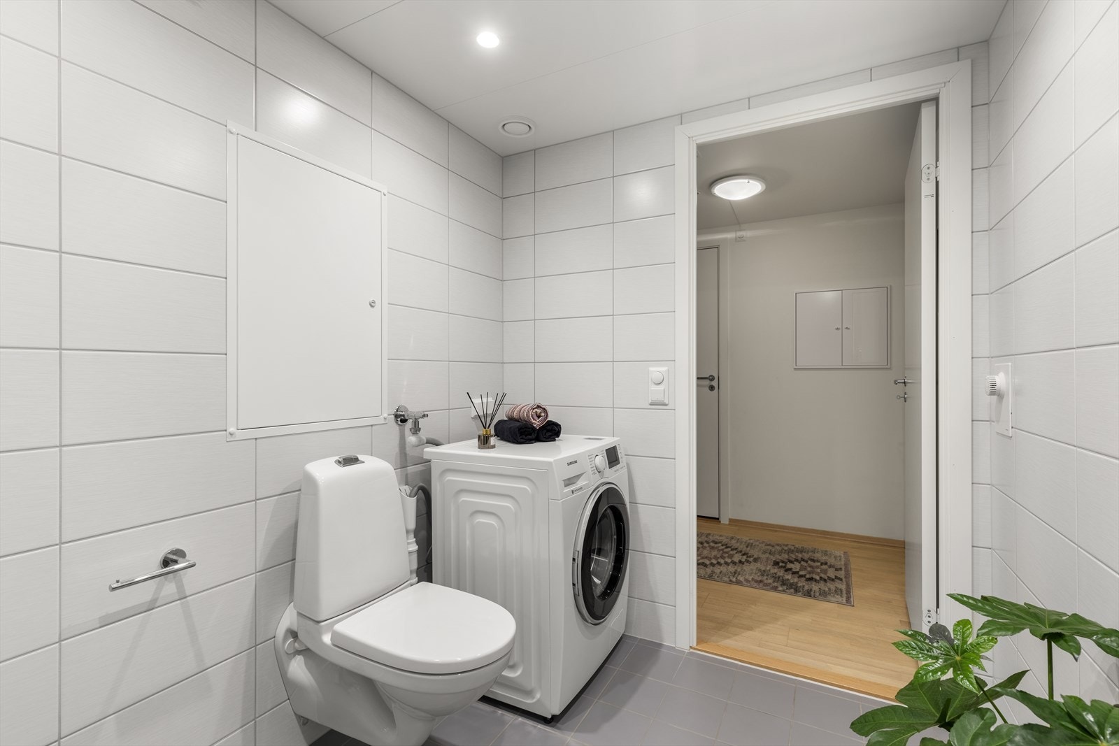 Badet har gulvvarme, downlights og opplegg for vaskemaskin Galleribilde