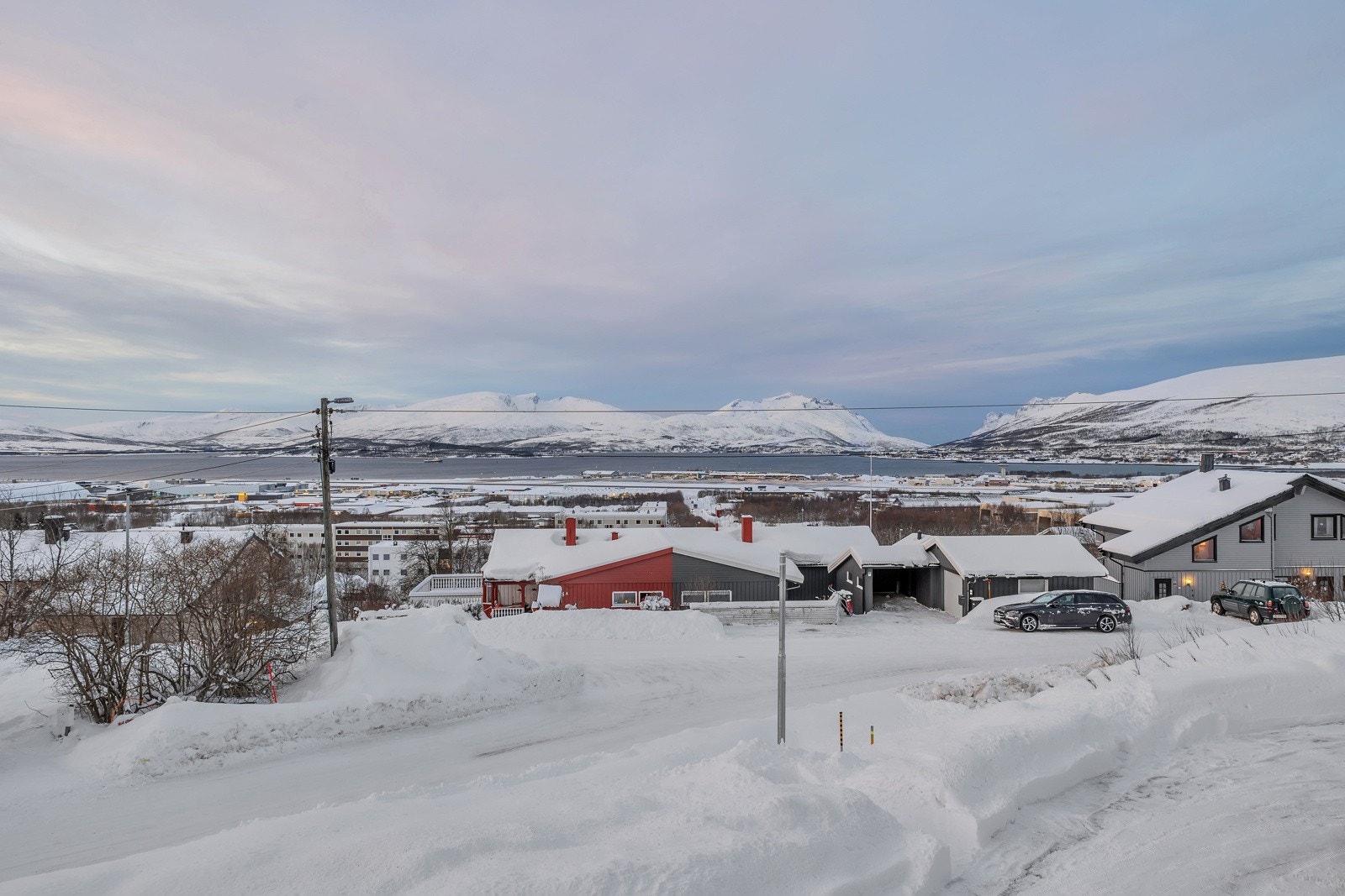 Fra både vinduer og veranda er det nærmest uhindret utsikt mot sør og vest Galleribilde