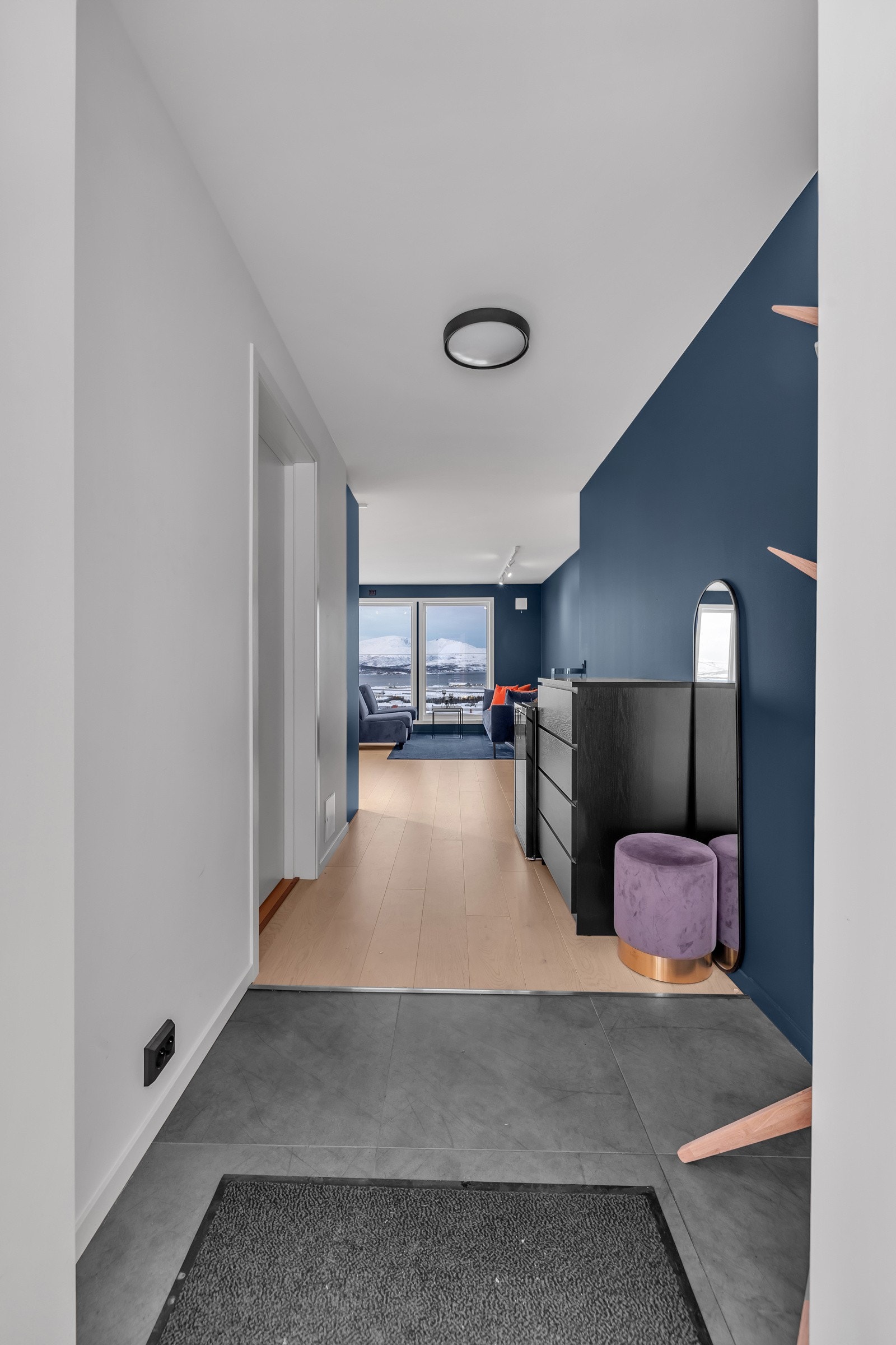 Velkommen inn! - Det første som møter deg er dette fine inngangspartiet Galleribilde