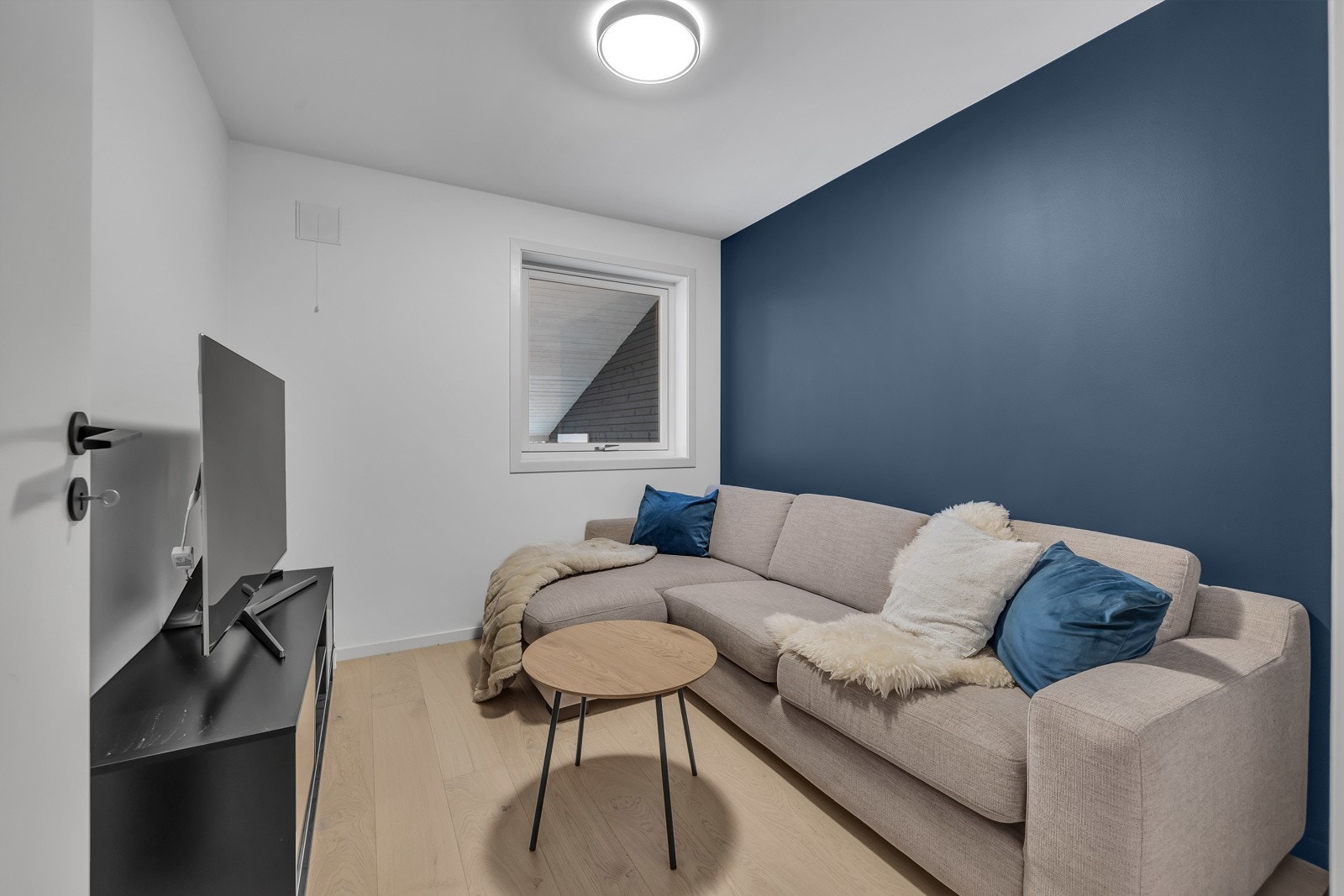 Praktisk og fint soverom på ca. 8m2 som i dag nyttes som TV-stue Galleribilde